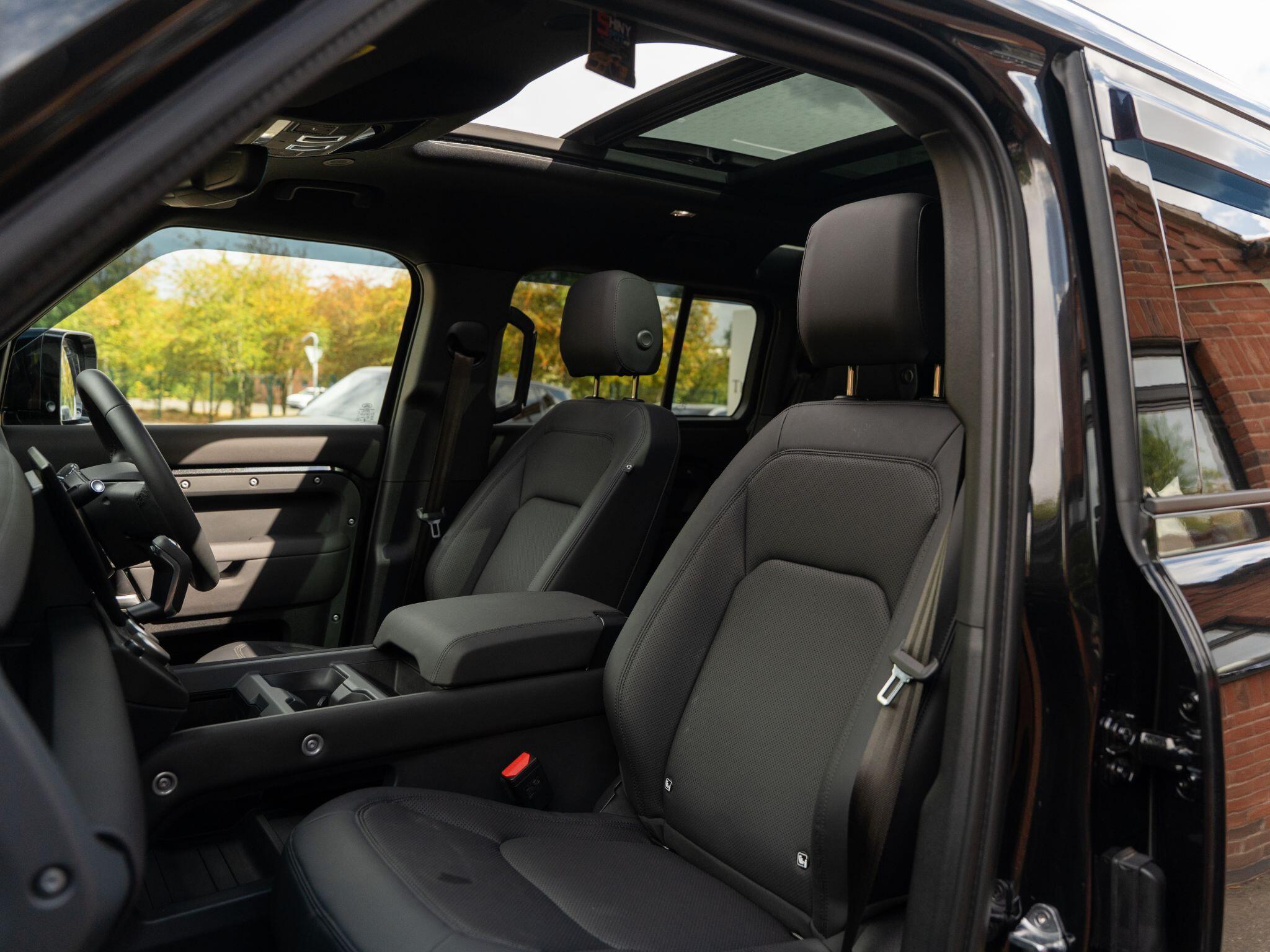 Land Rover Defender 110 view 46