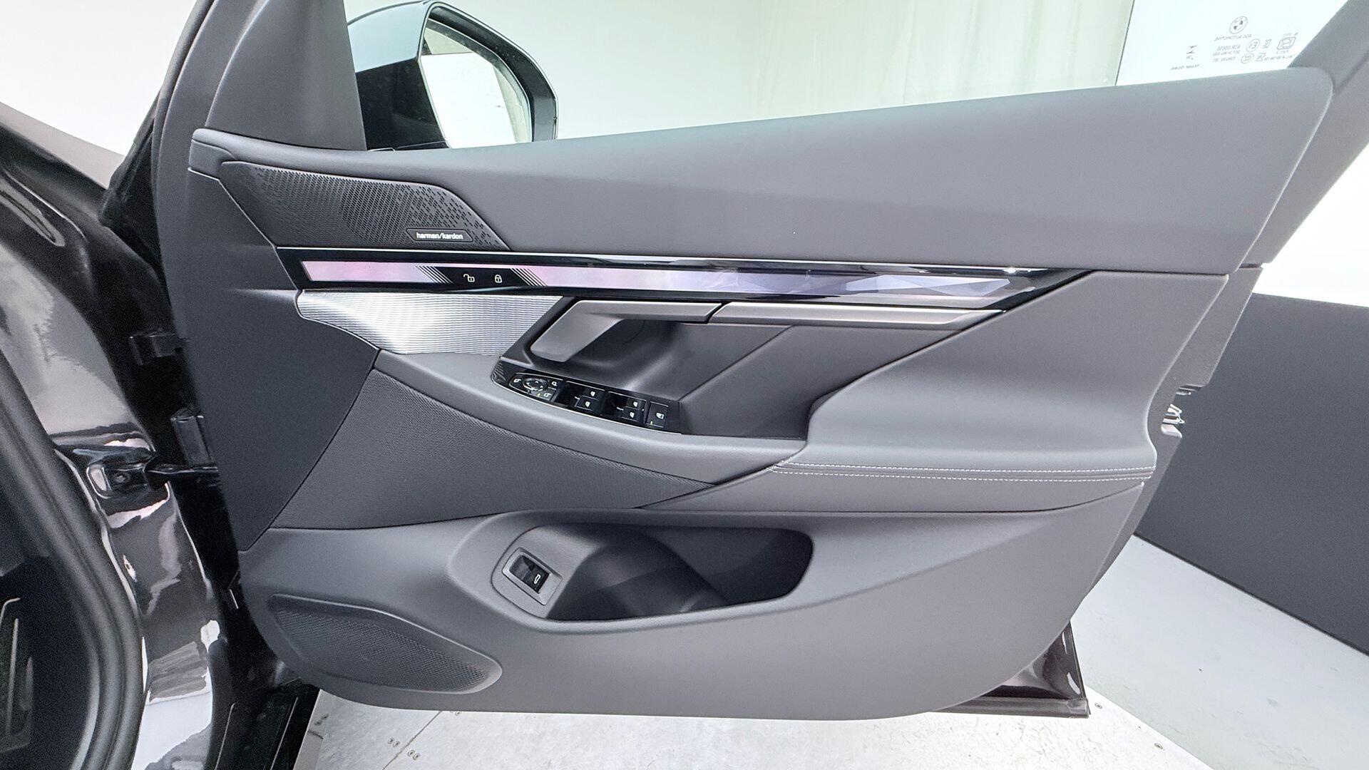 BMW 5 Series view 20