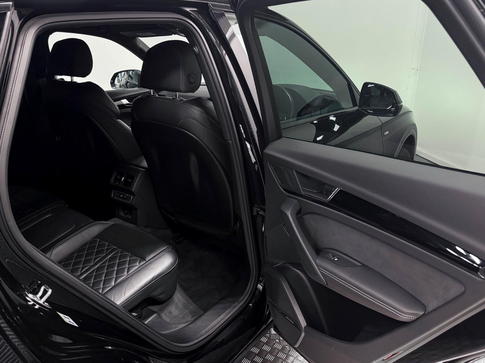Audi Q5 view 9