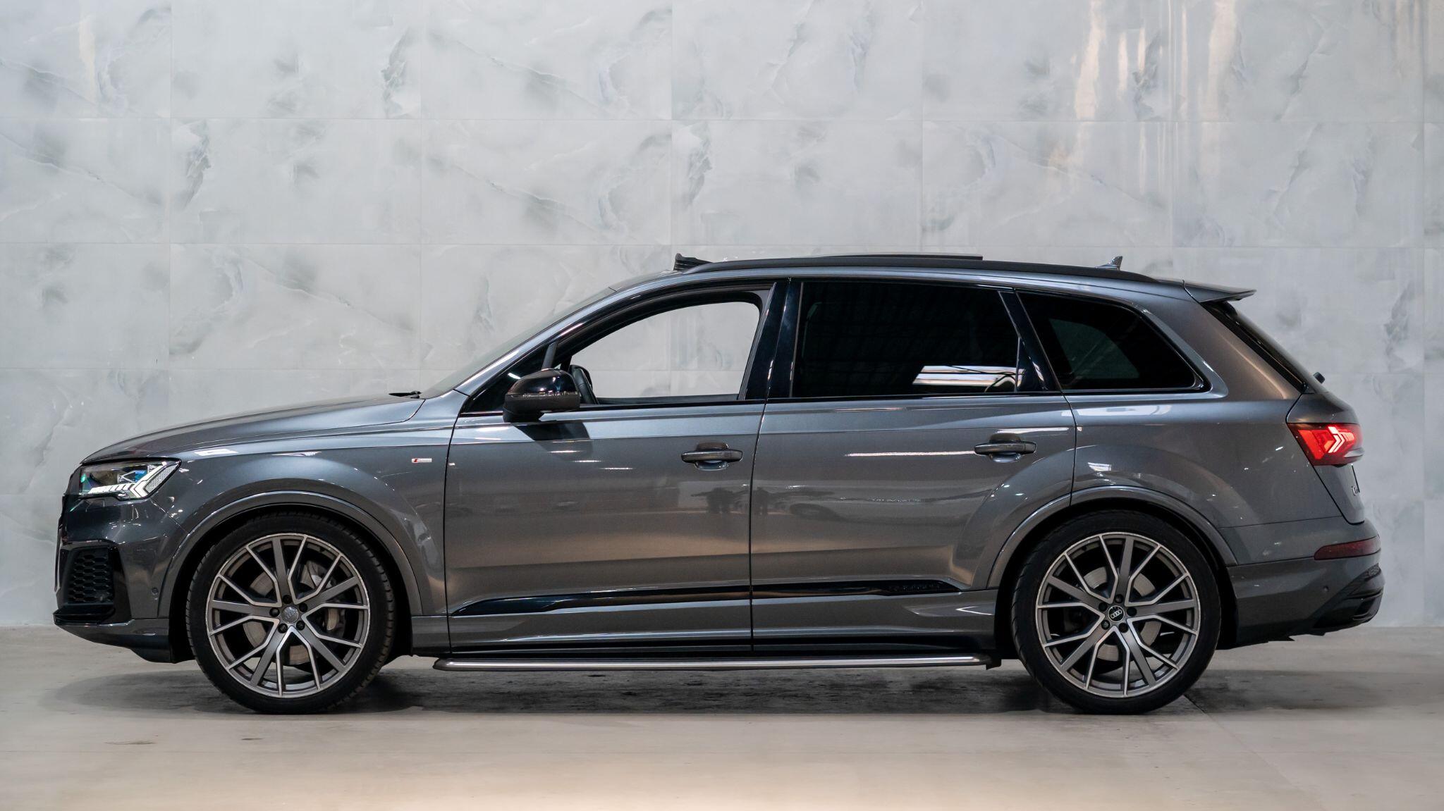 Audi Q7 view 6