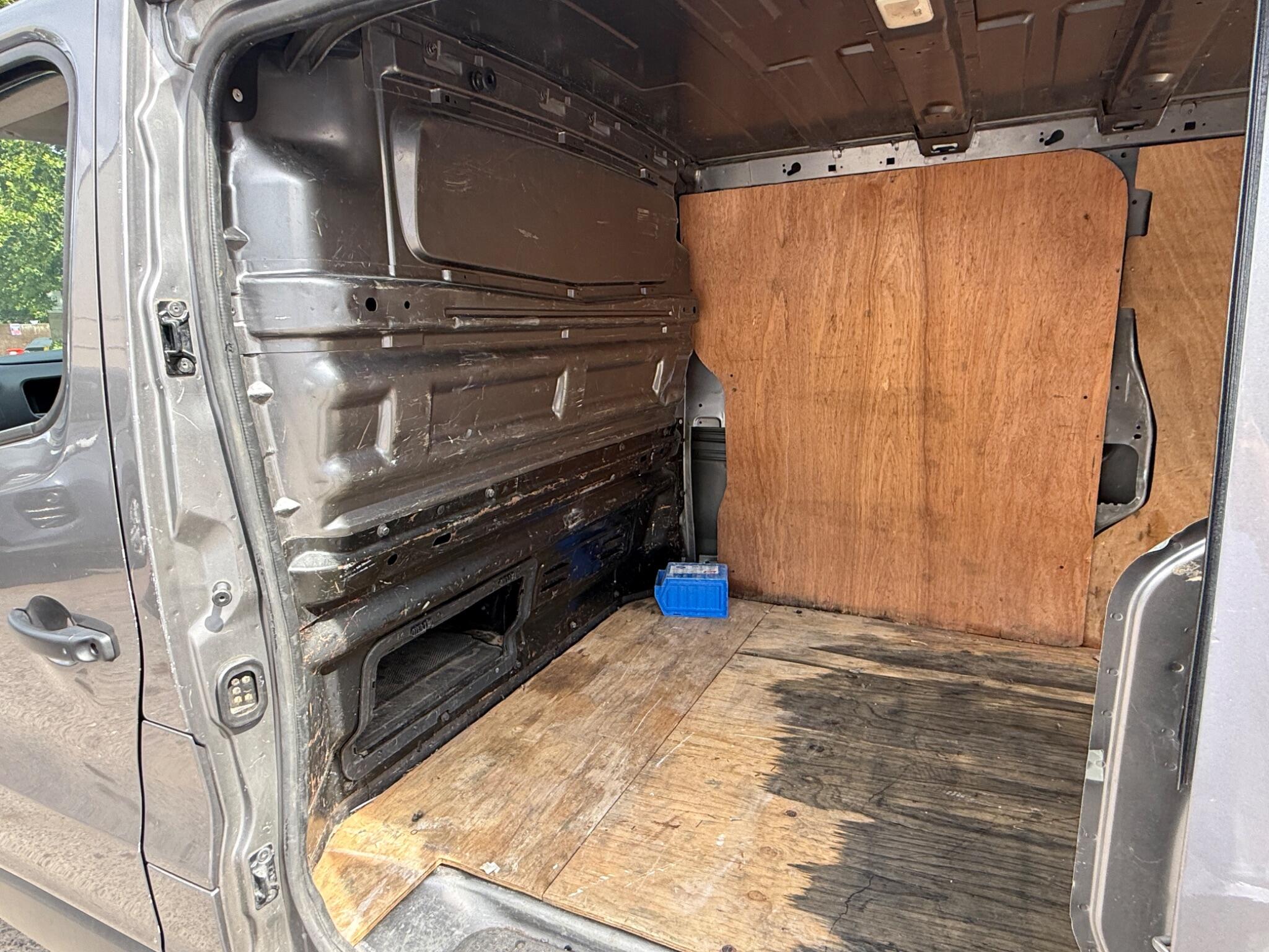 Vauxhall Vivaro - Image 11