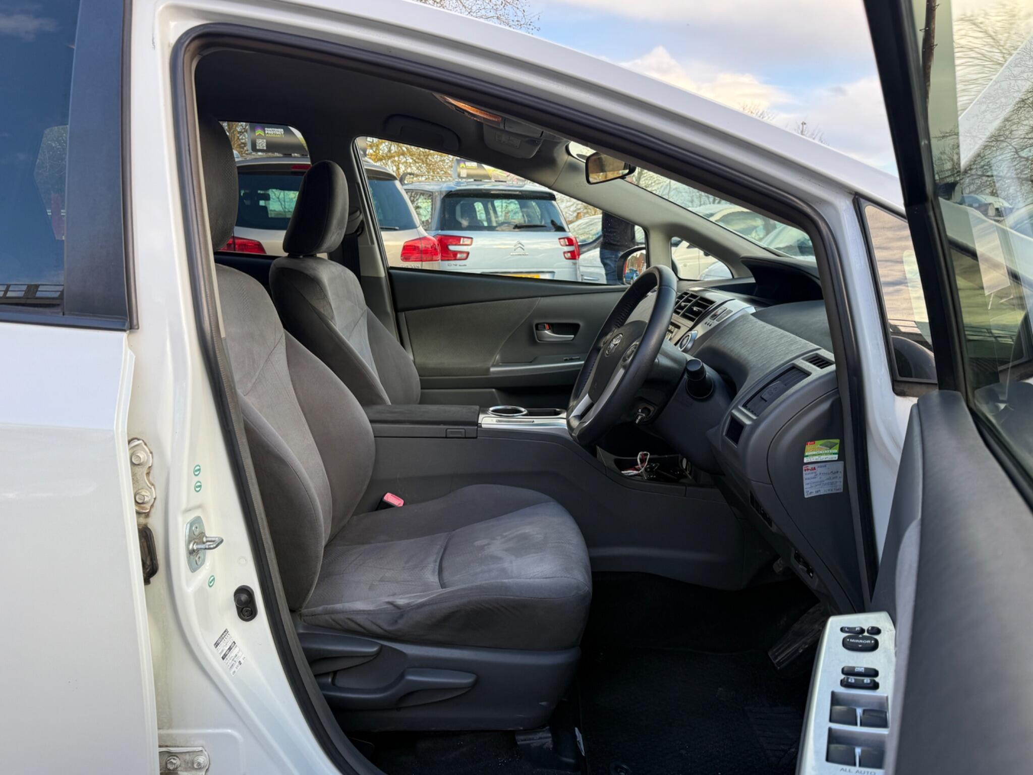 Toyota Prius+ - Image 35