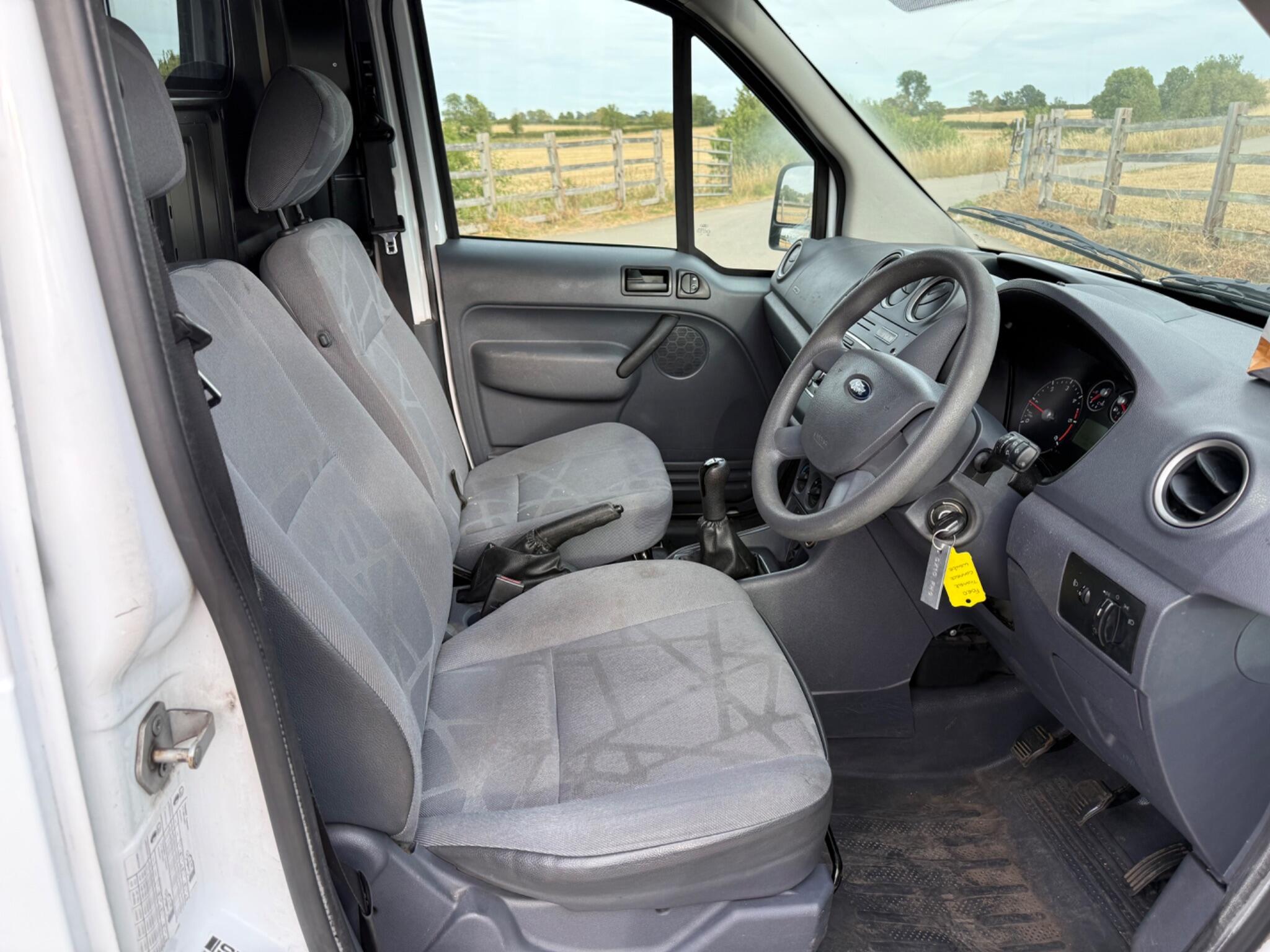 Ford Transit Connect 1.8 TDCi T200 L1 H1 4dr — photo 29 of 86