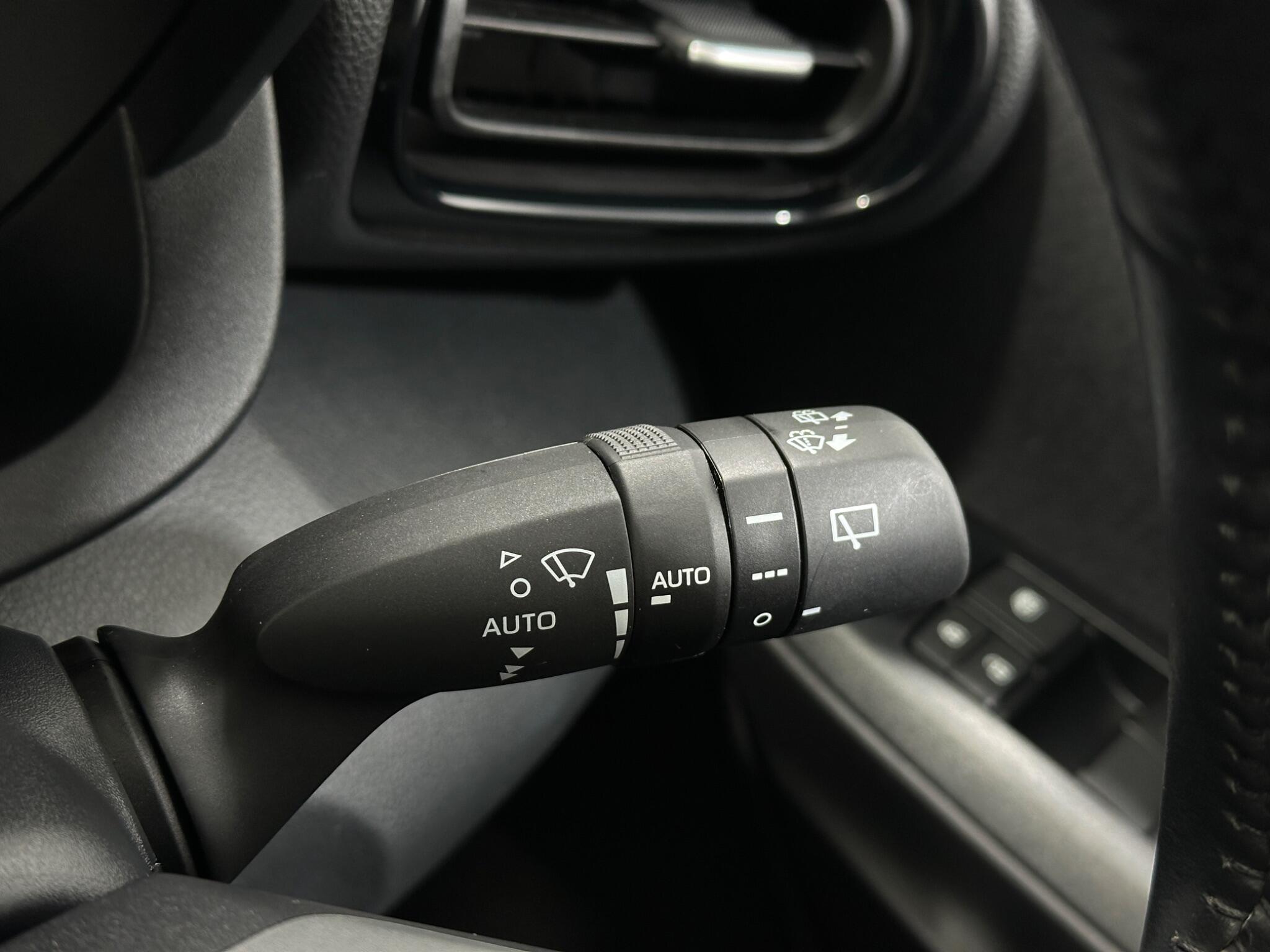 Mazda Mazda2 view 17