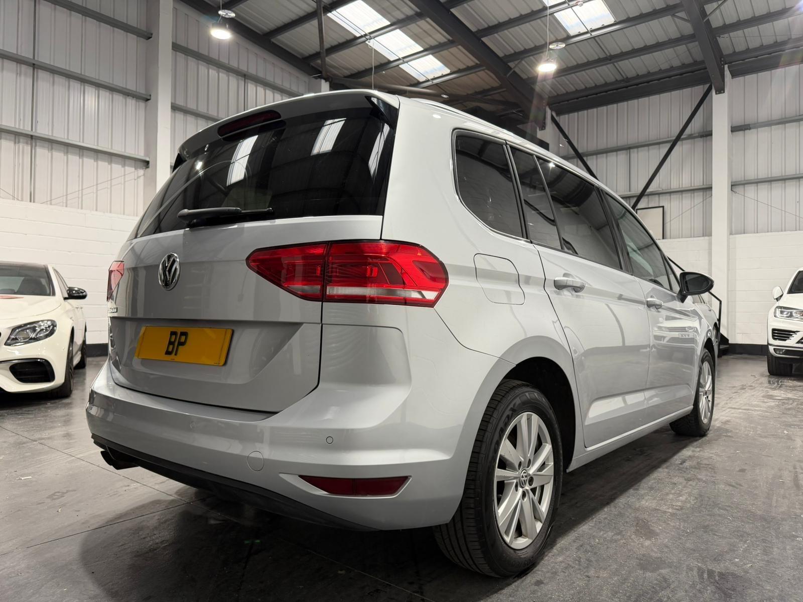 Volkswagen Touran view 11