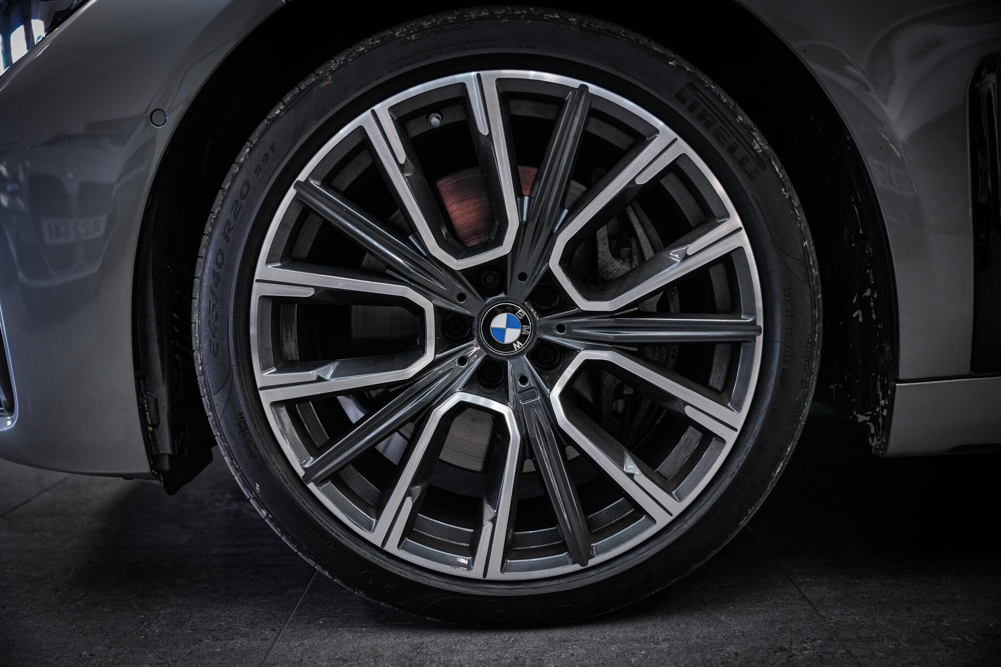 BMW 7 Series view 29