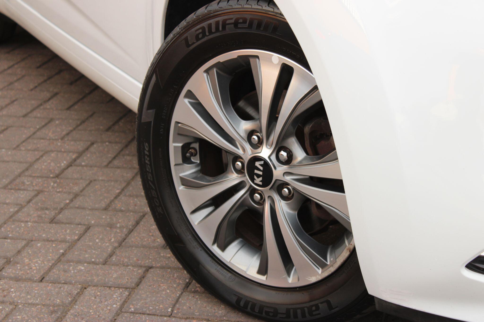 Kia Venga view 9