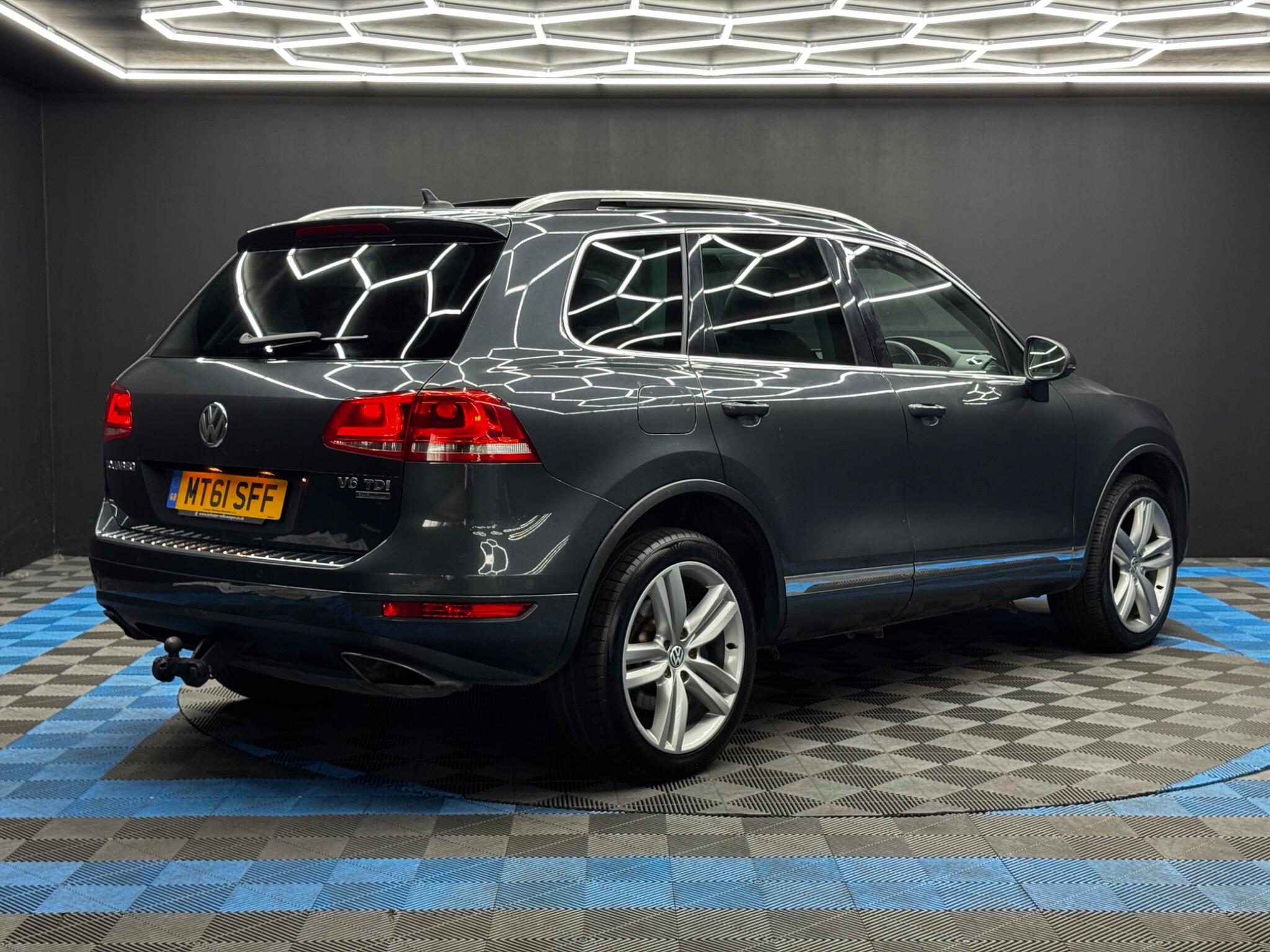 Volkswagen Touareg view 5