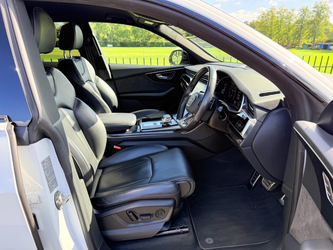Audi Q8 view 15