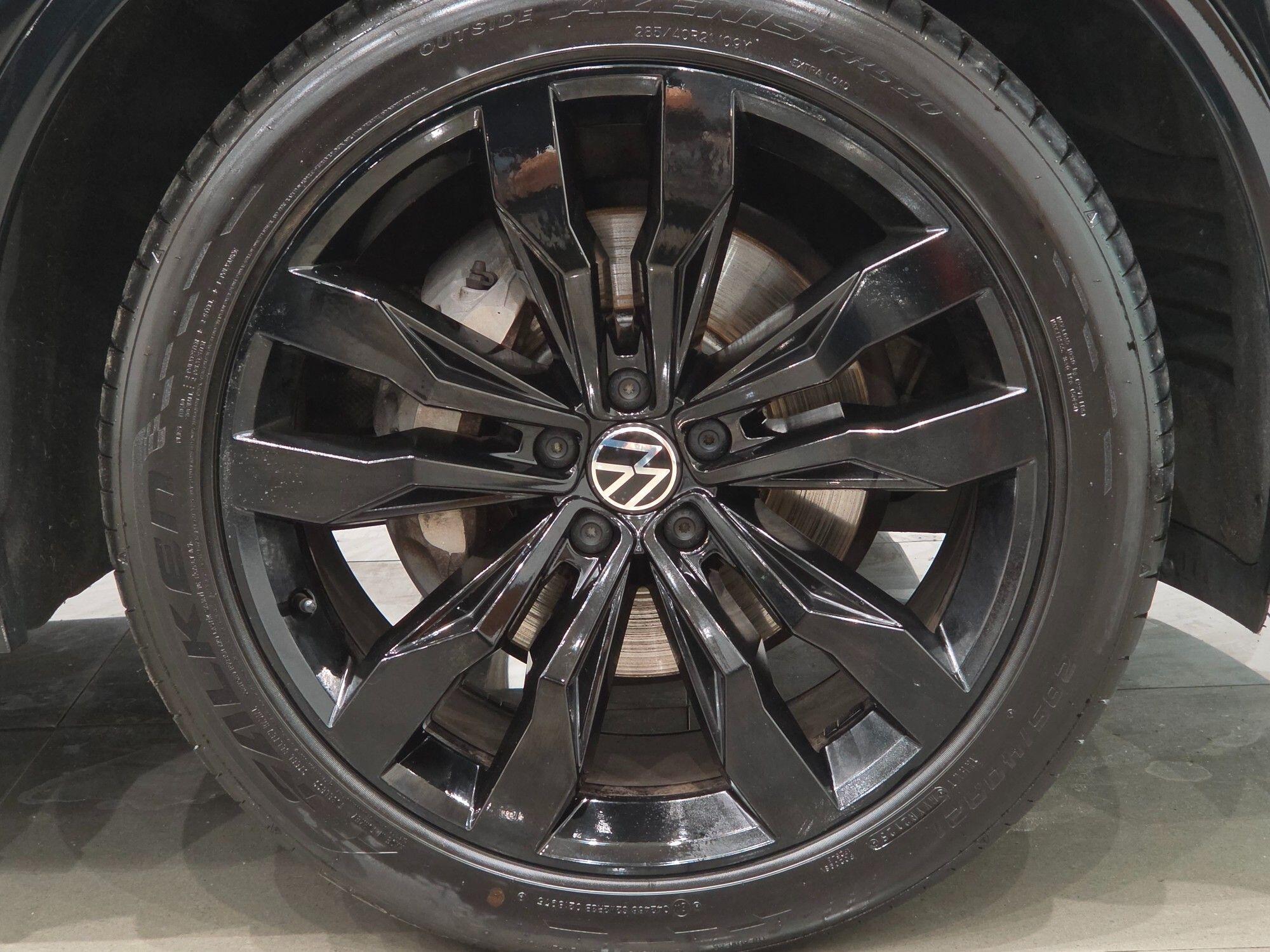 Volkswagen Touareg view 4