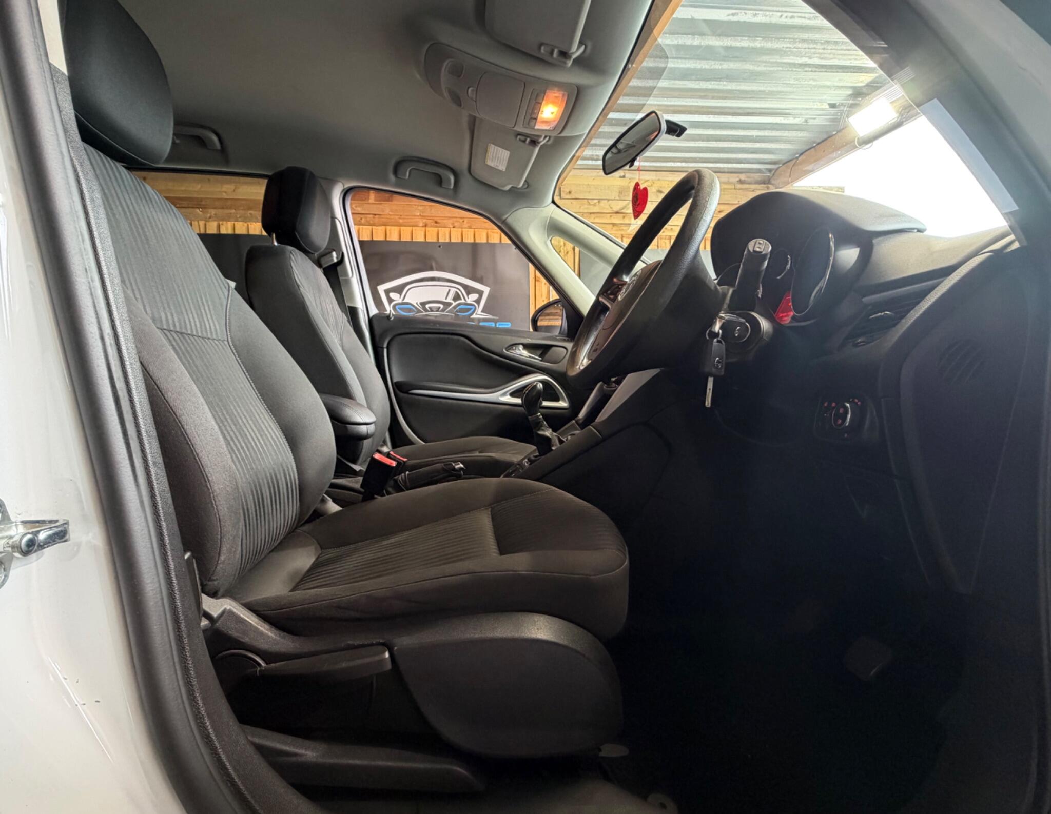 Vauxhall Zafira Tourer view 25