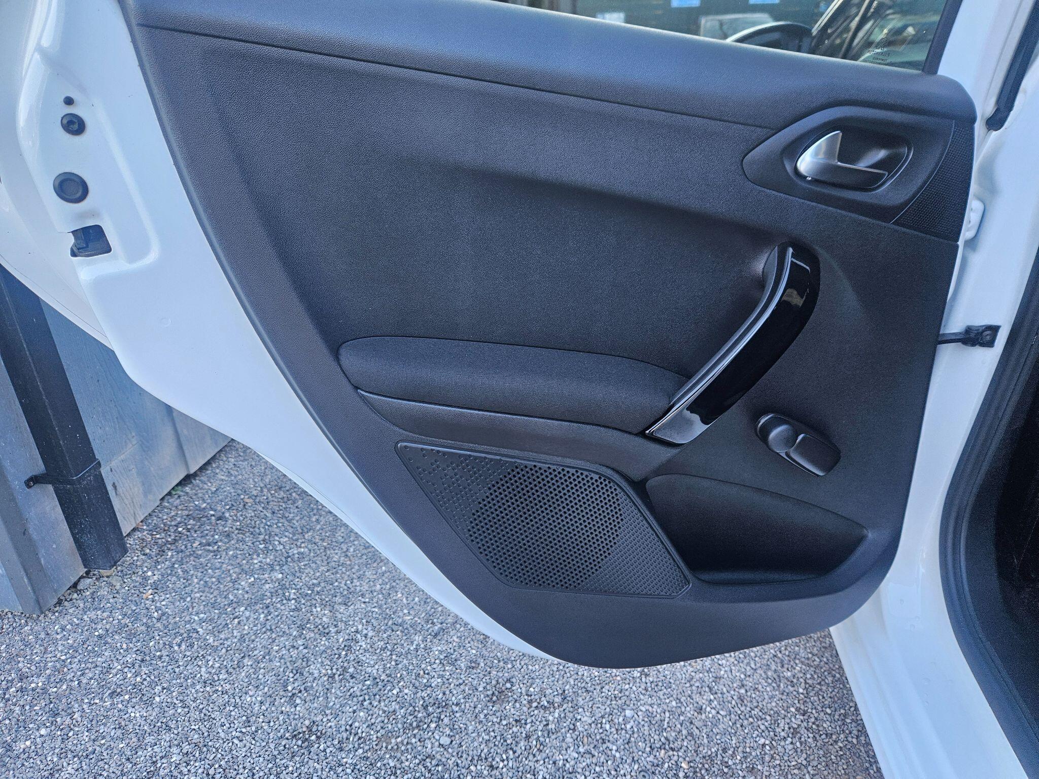 2017 Peugeot 208 image 39
