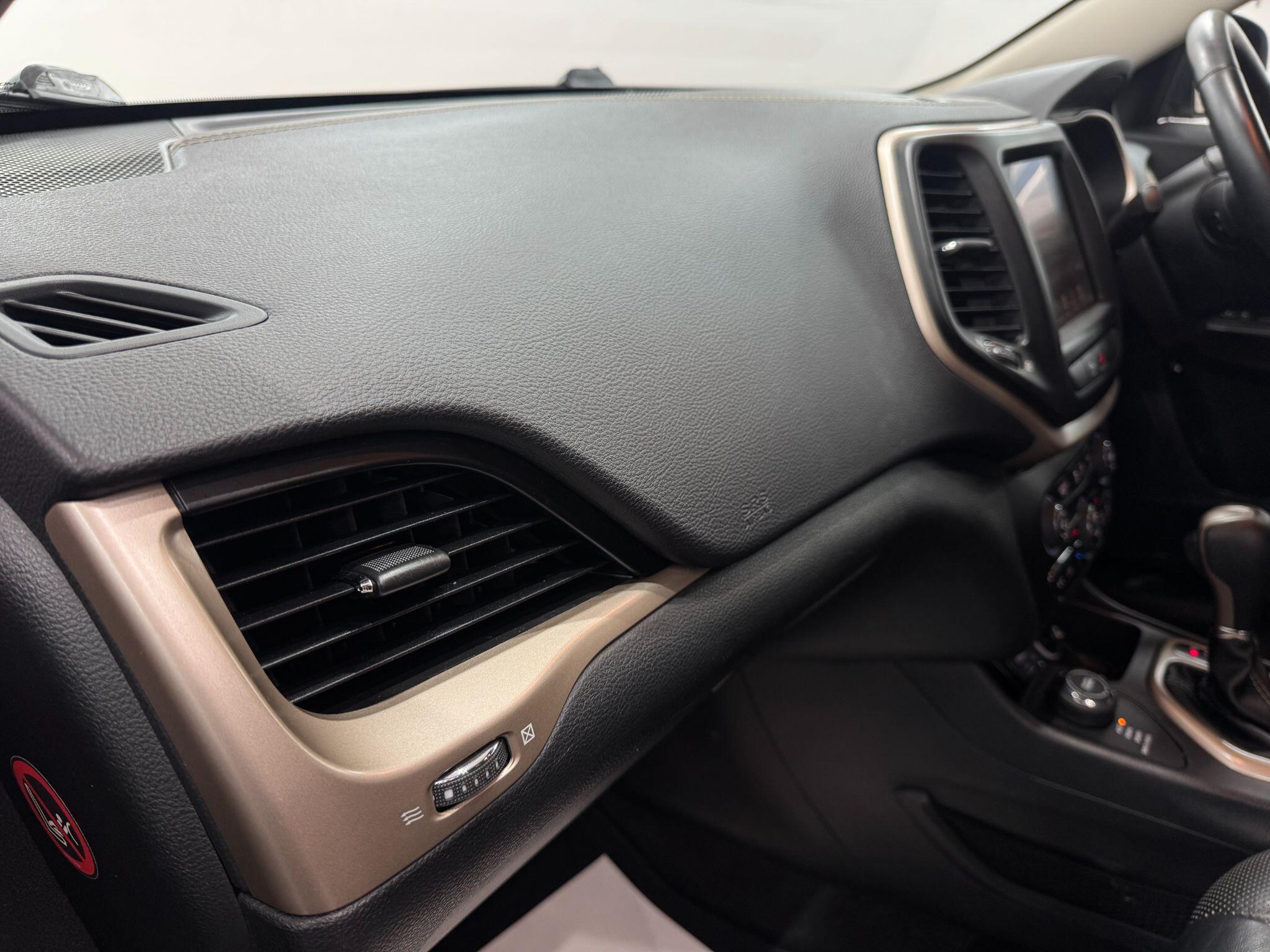 Jeep Cherokee view 55
