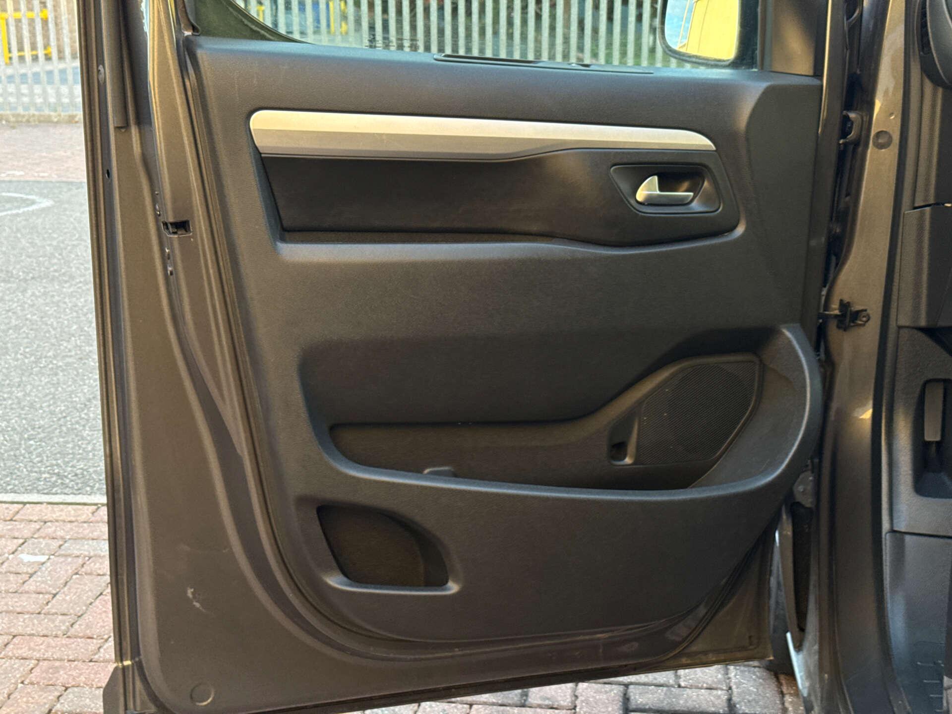 Peugeot Traveller view 34