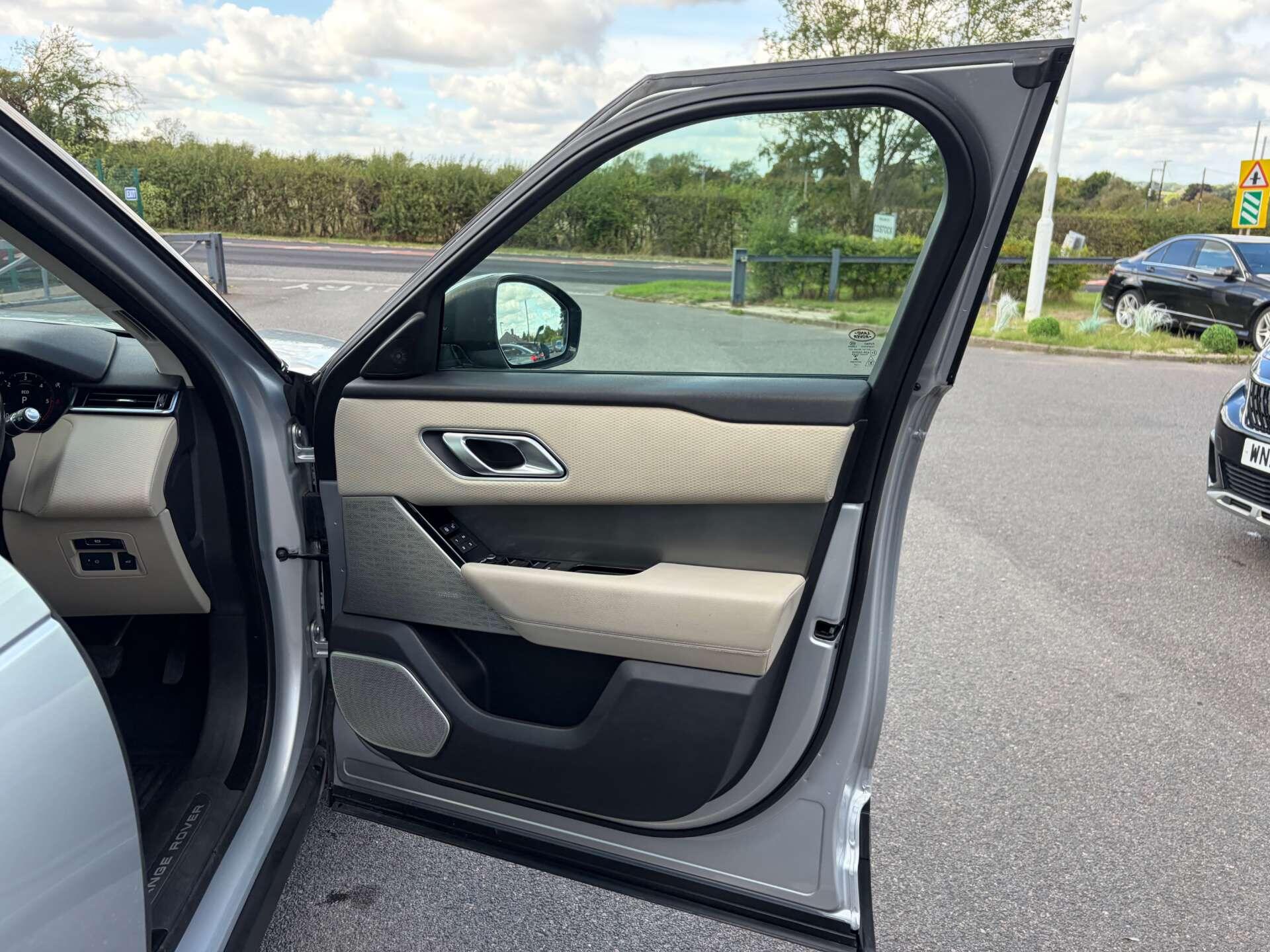Land Rover Range Rover Velar view 35