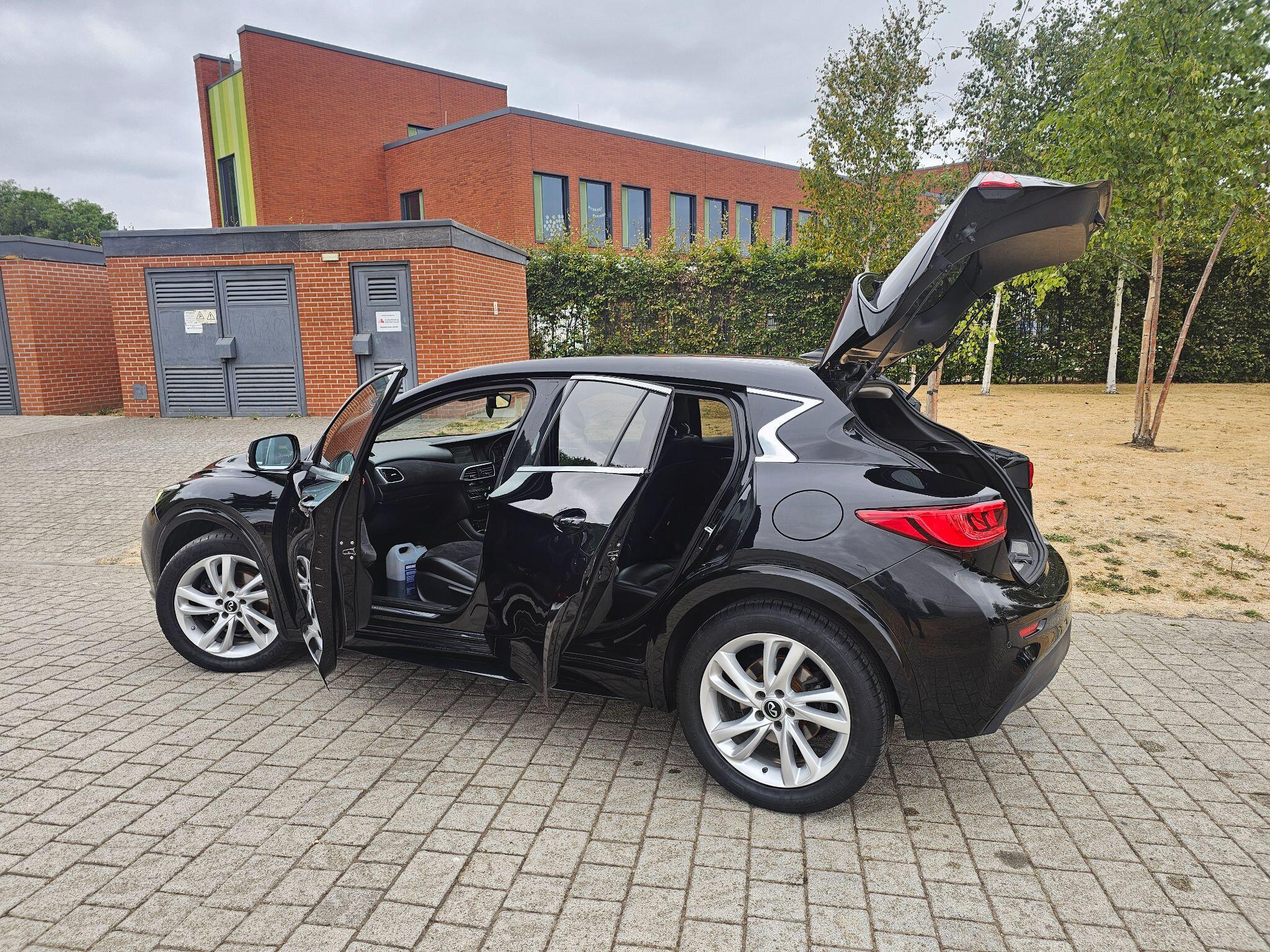 Infiniti Q30 view 34