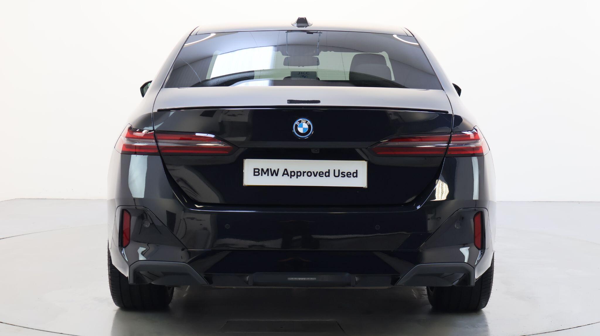 BMW 5 Series view 14