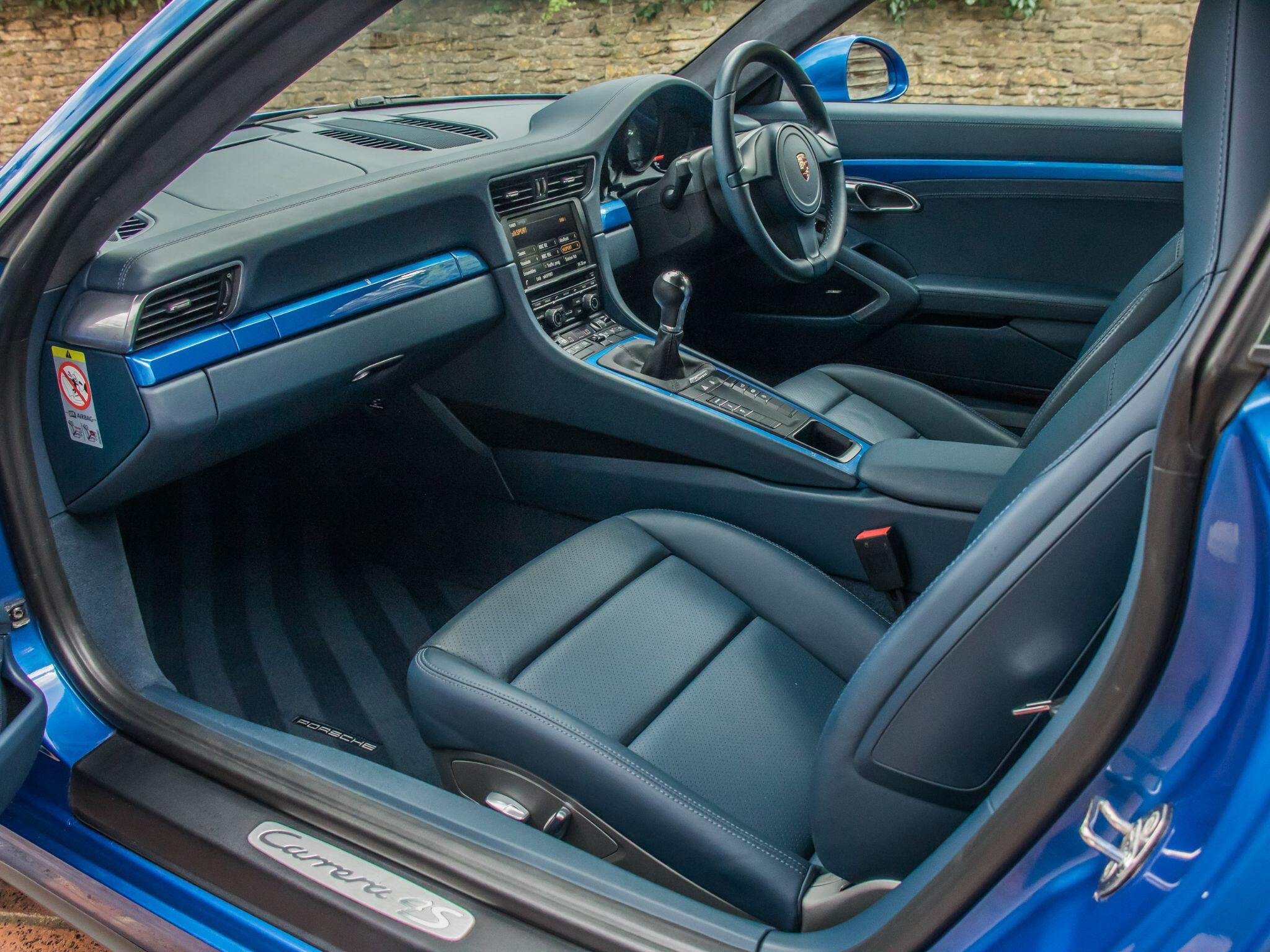 Porsche 911 view 19