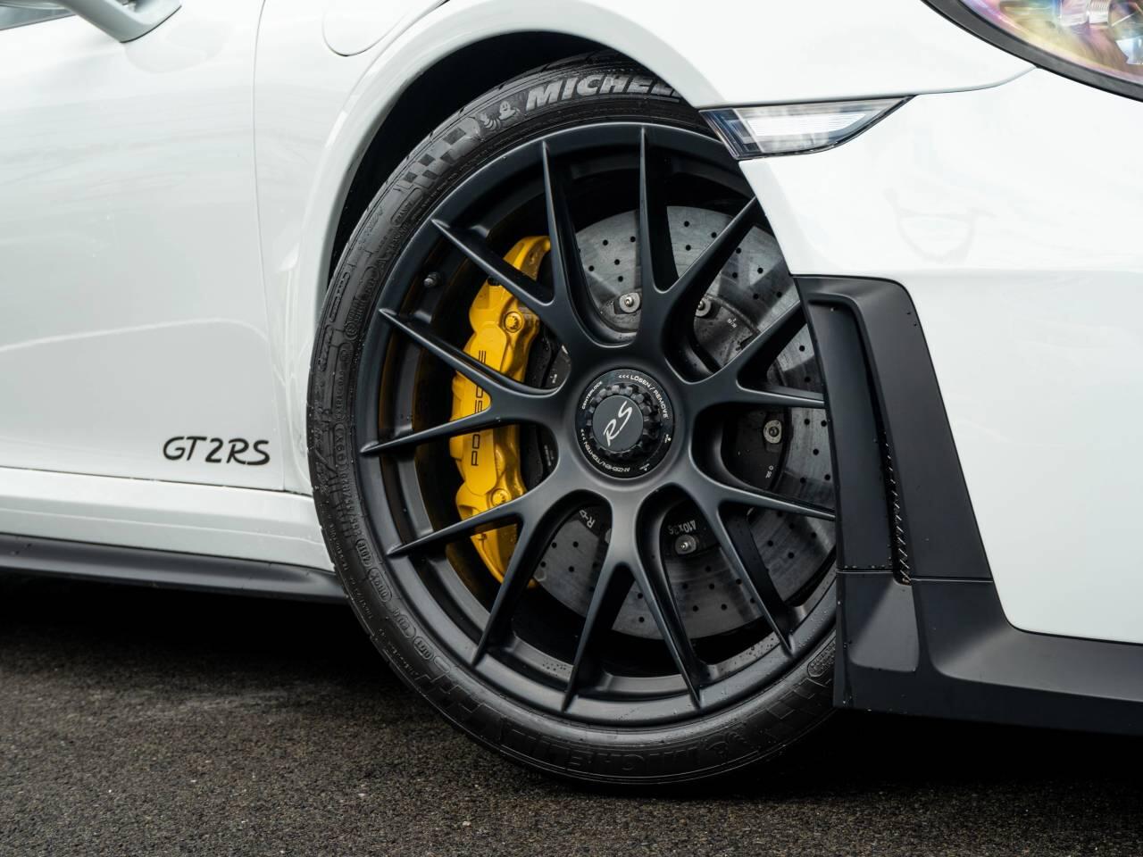 Porsche 911 view 15