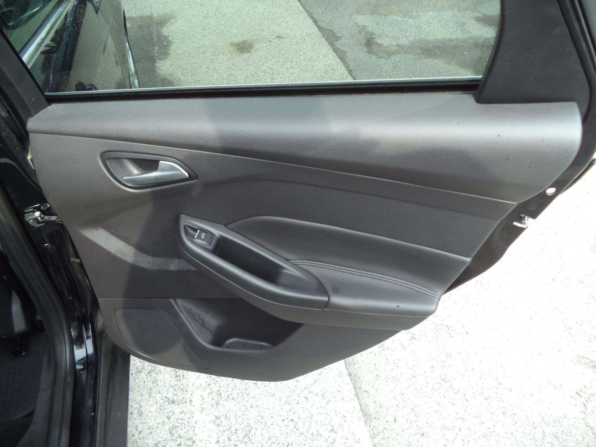 Ford Focus view 25