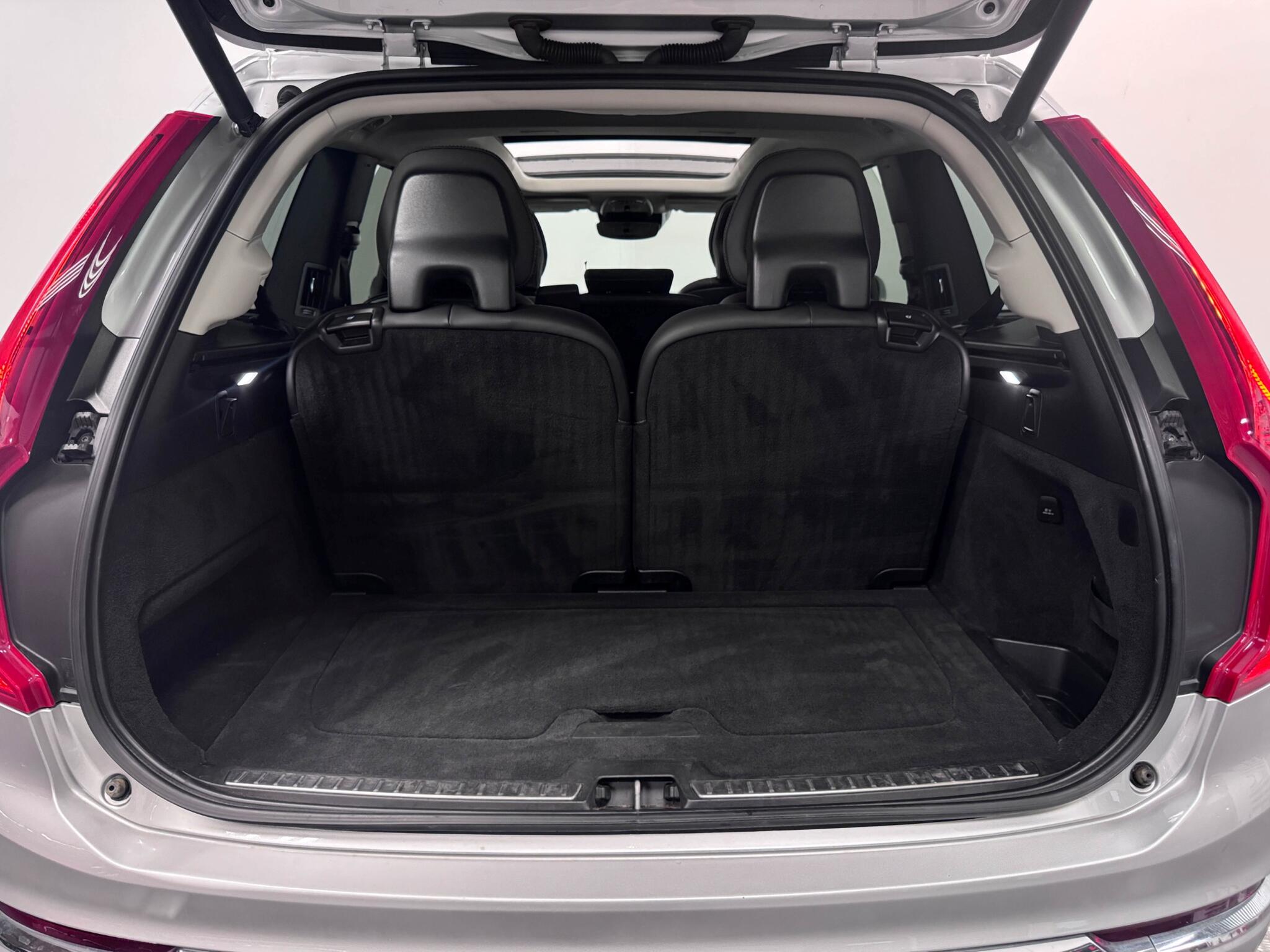 Volvo XC90 view 8