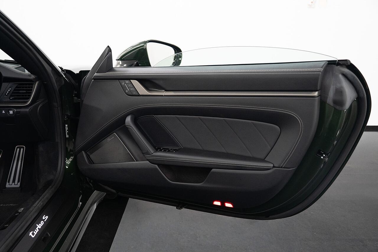 Porsche 911 view 25