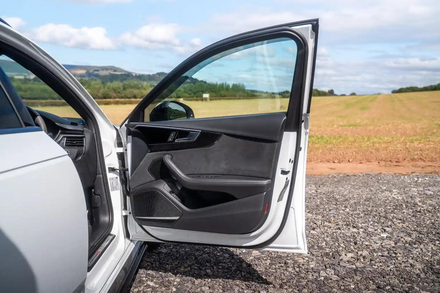 Audi RS4 Avant view 17