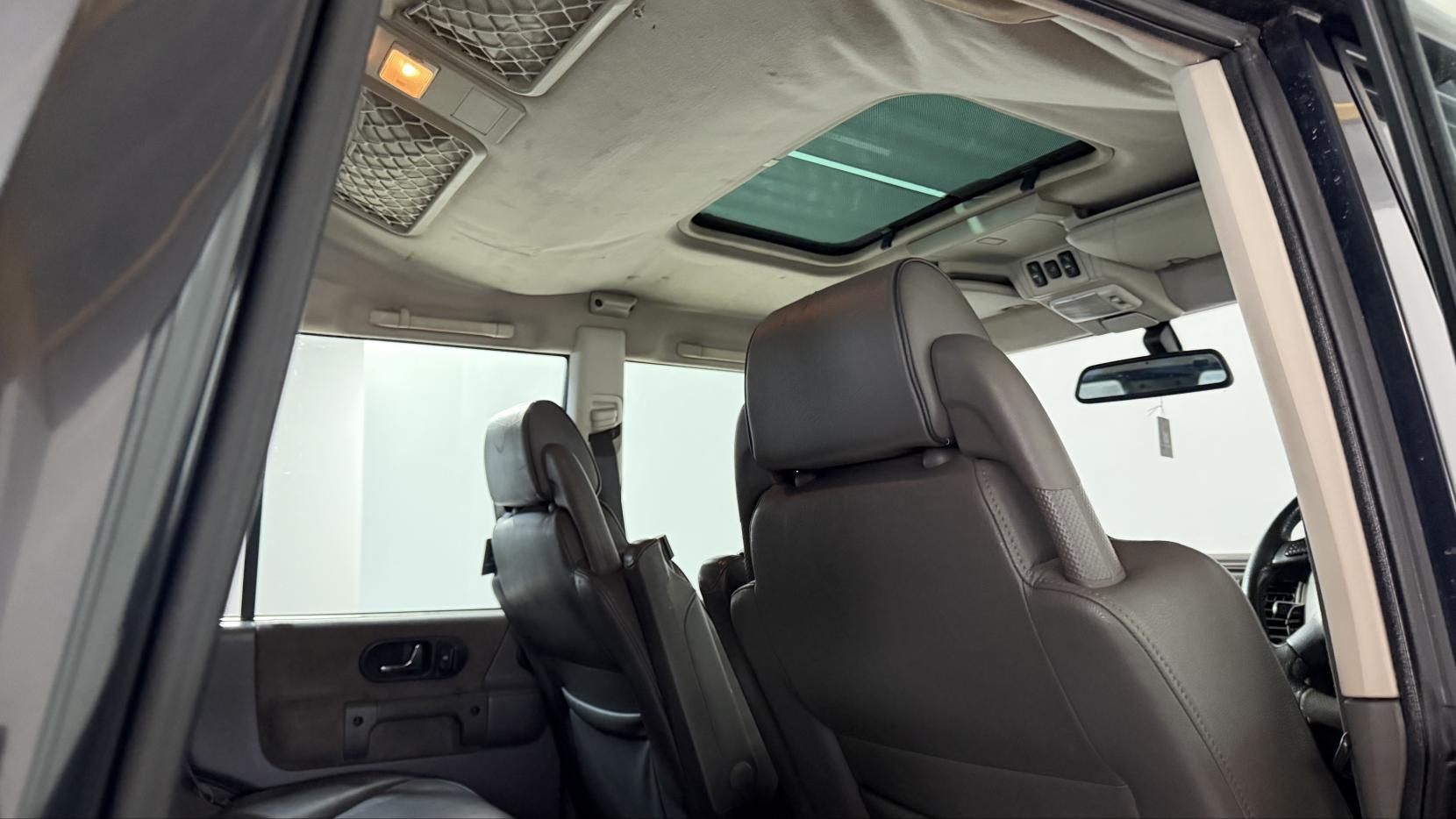 Land Rover Discovery 4 view 17