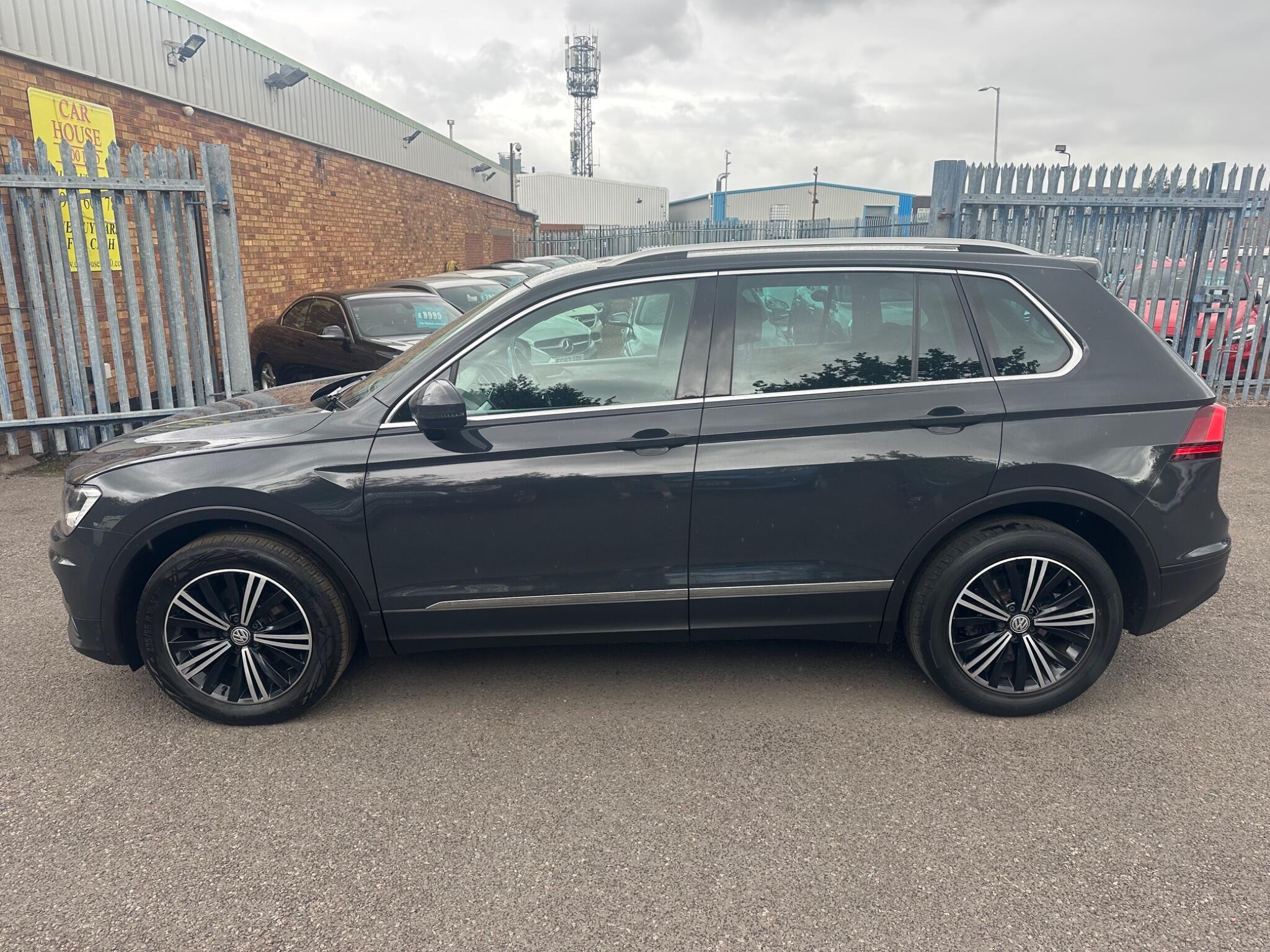 Volkswagen Tiguan view 6