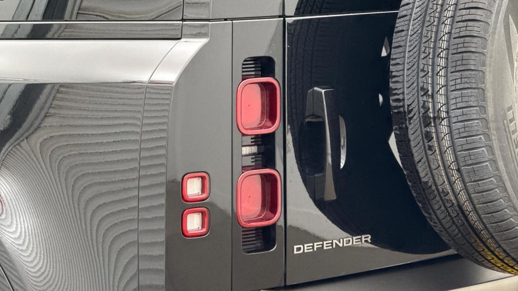 Land Rover Defender view 19