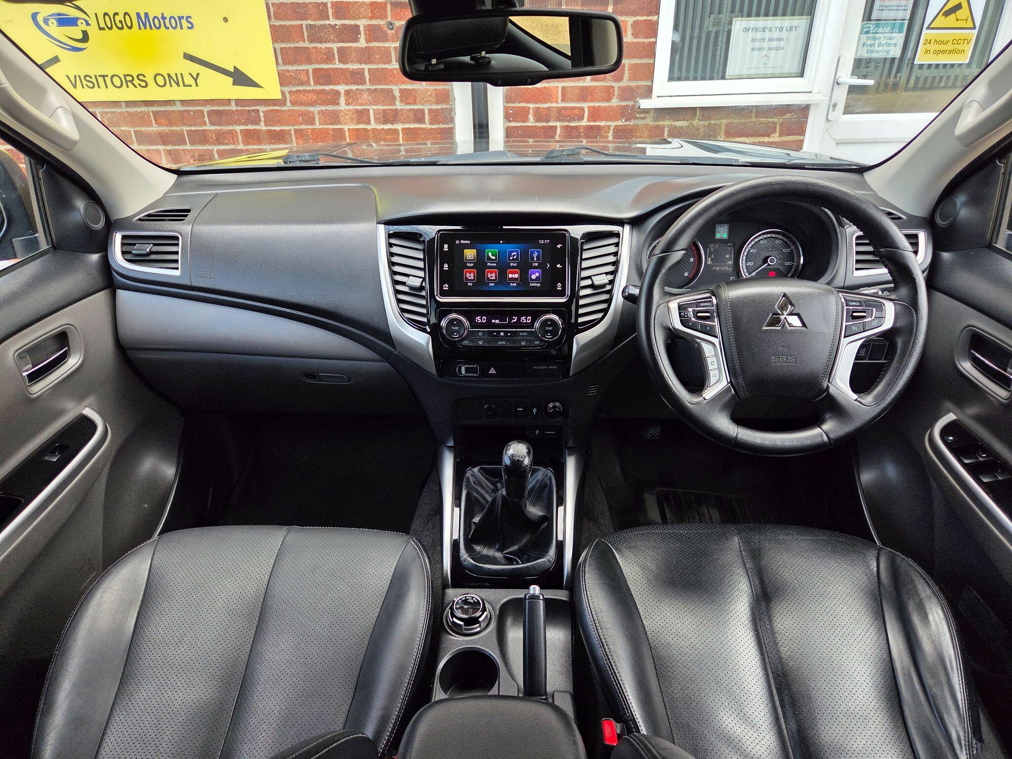 Mitsubishi L200 view 9