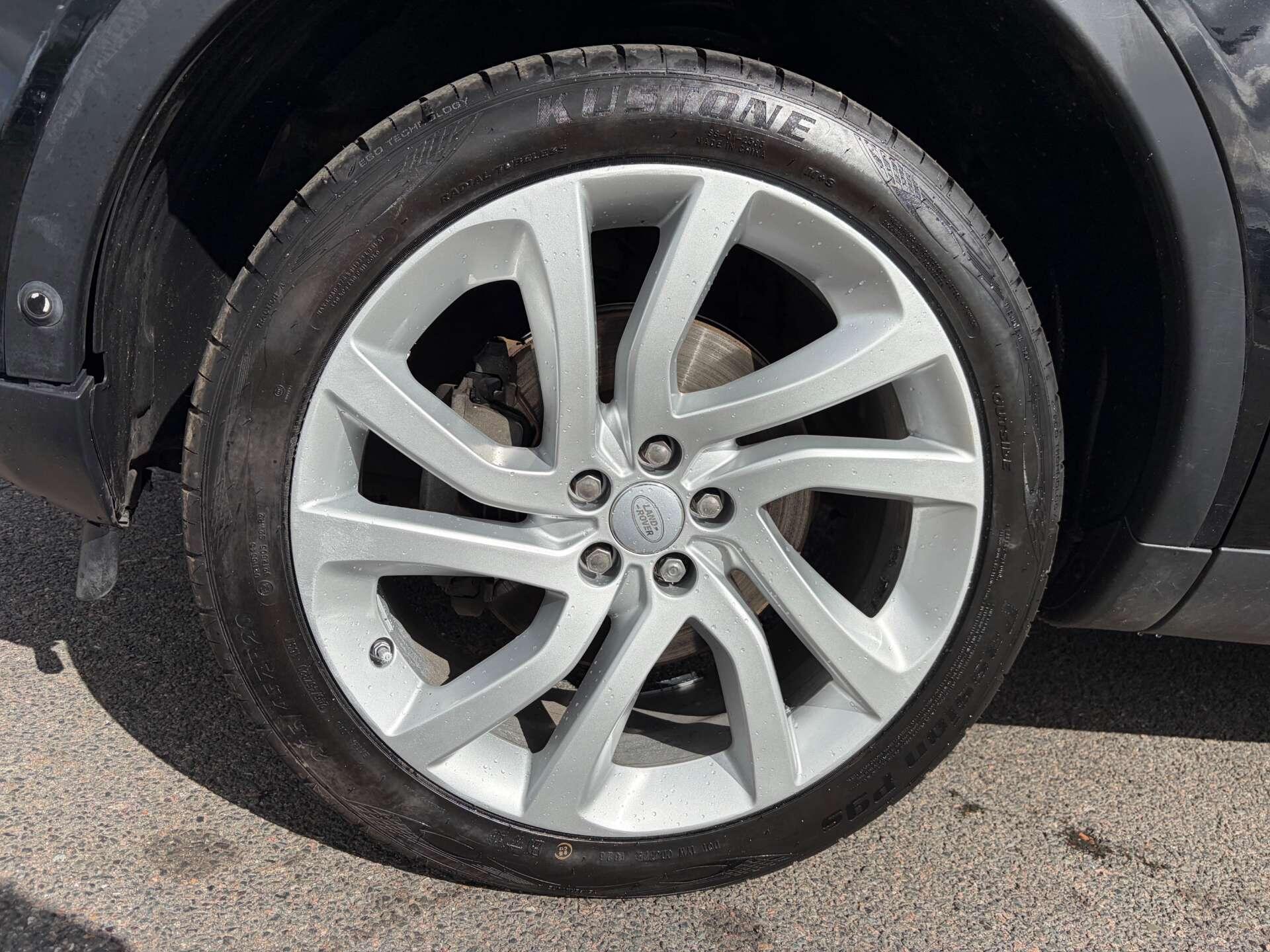 Land Rover Discovery Sport view 11