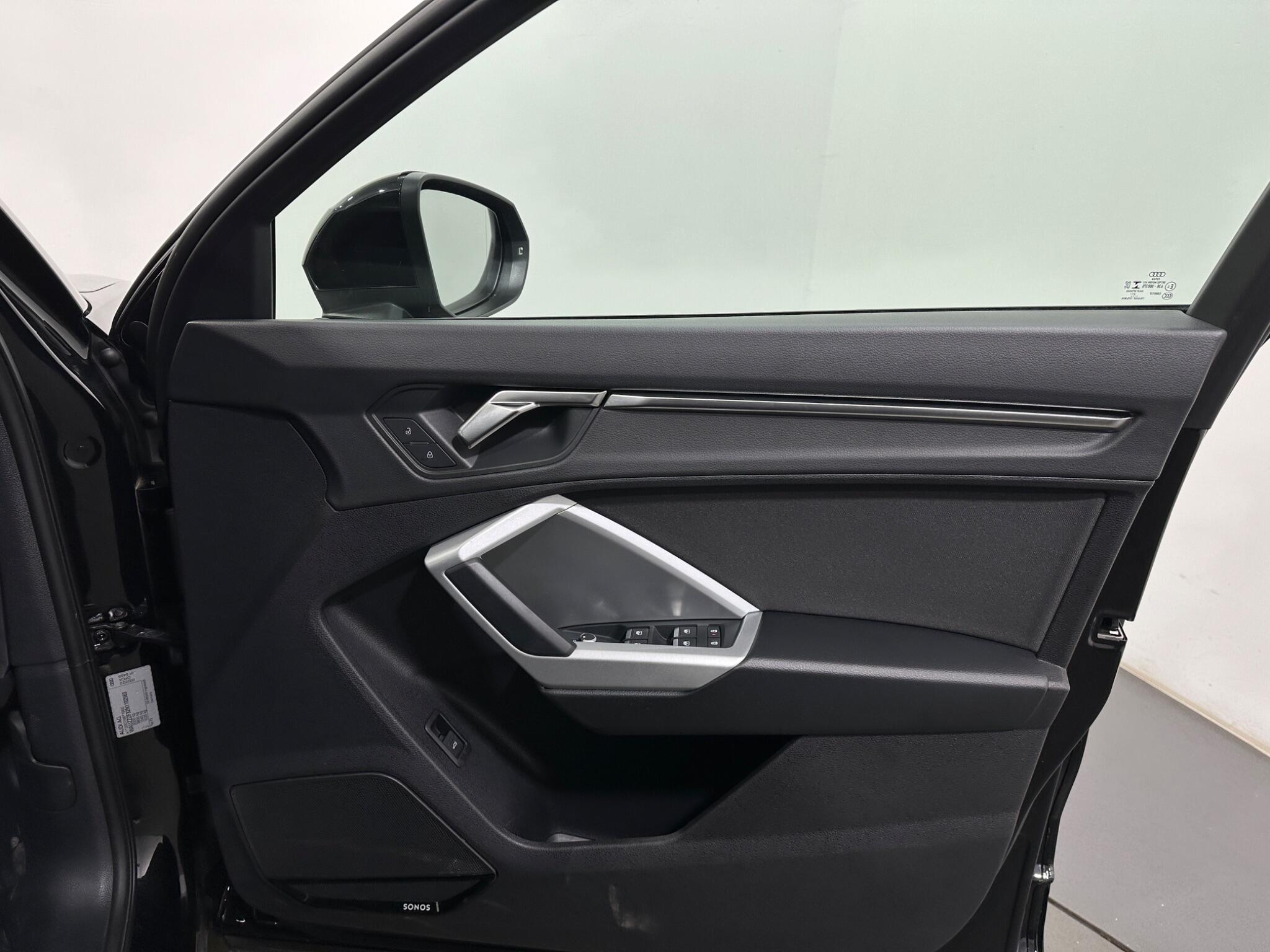Audi Q3 view 34