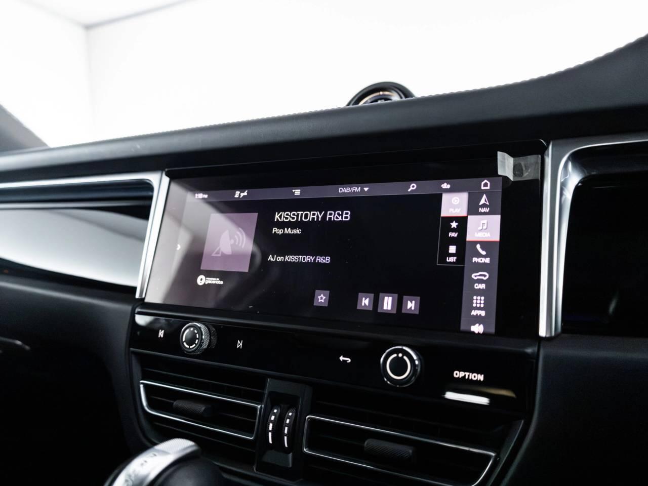 Porsche Macan view 25