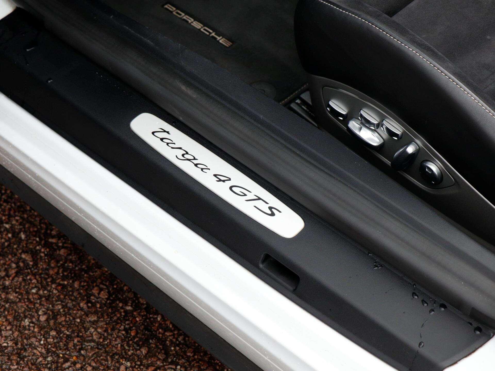 Porsche 911 view 28