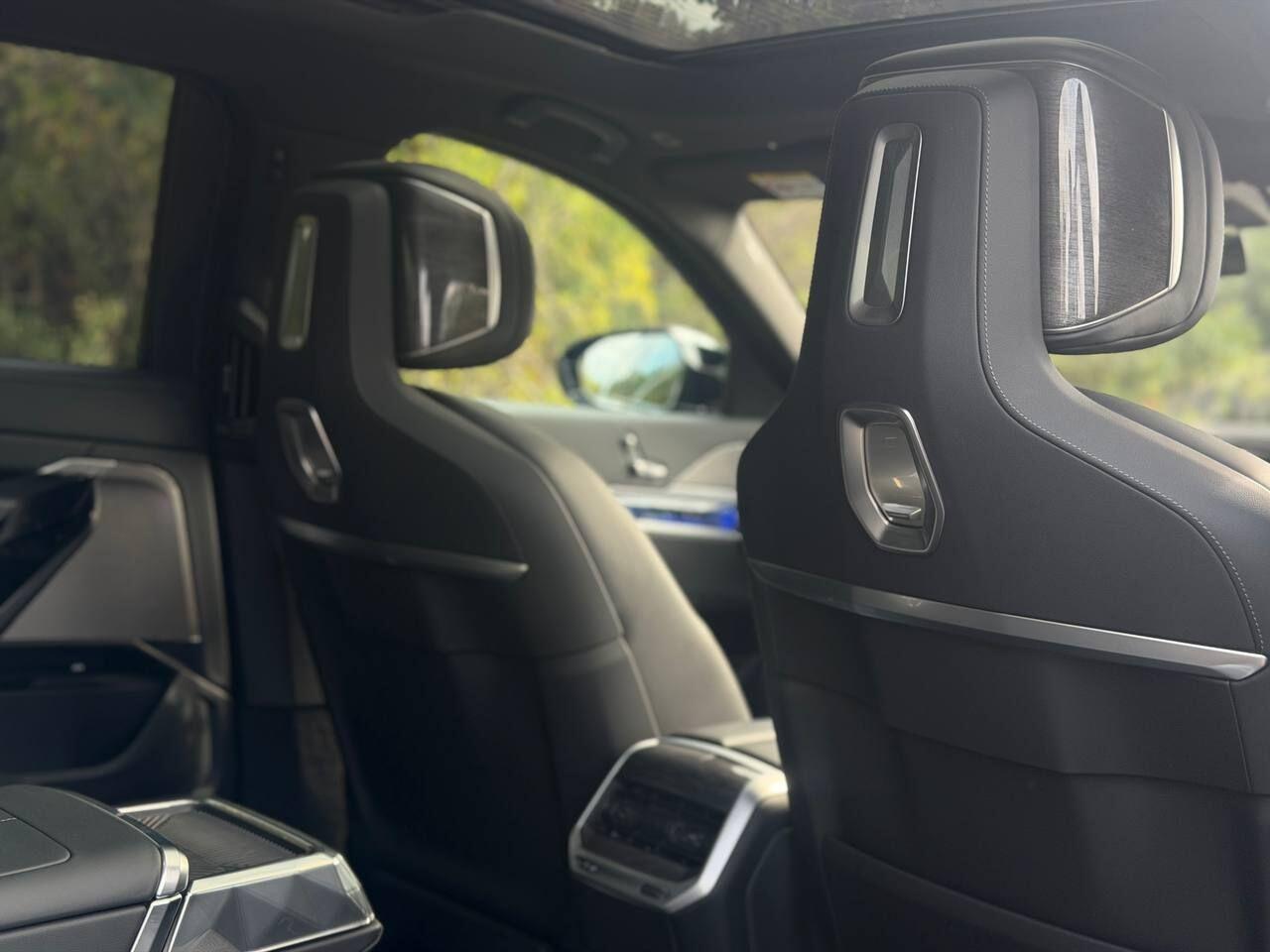 BMW 7 Series view 15