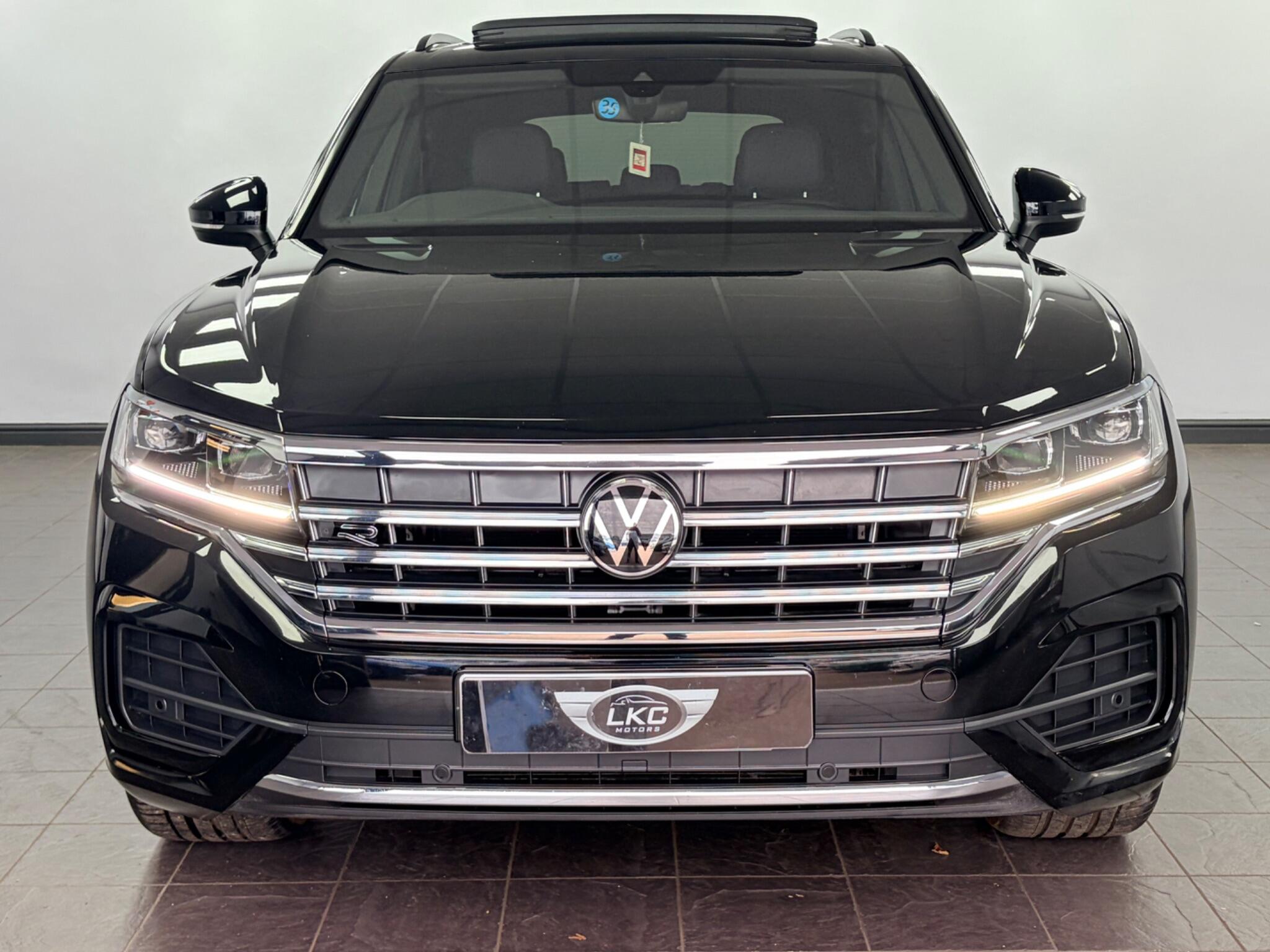 Volkswagen Touareg view 5