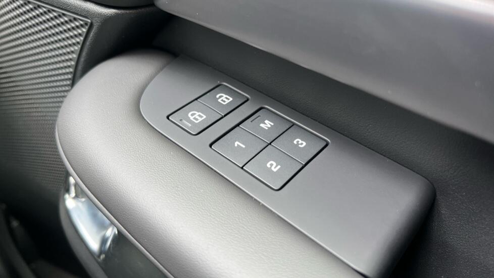 Land Rover Discovery view 25