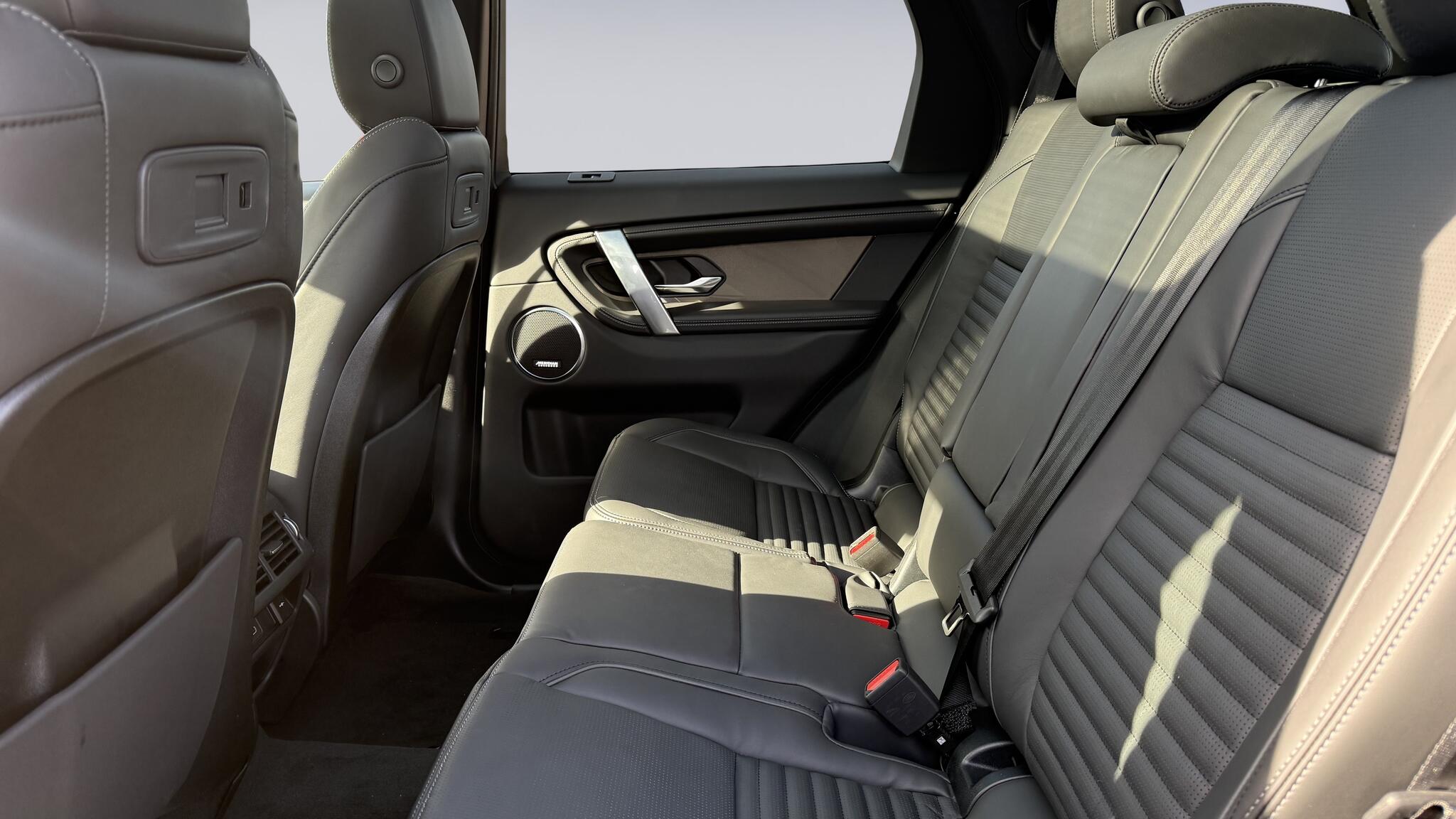 Land Rover Discovery Sport view 4