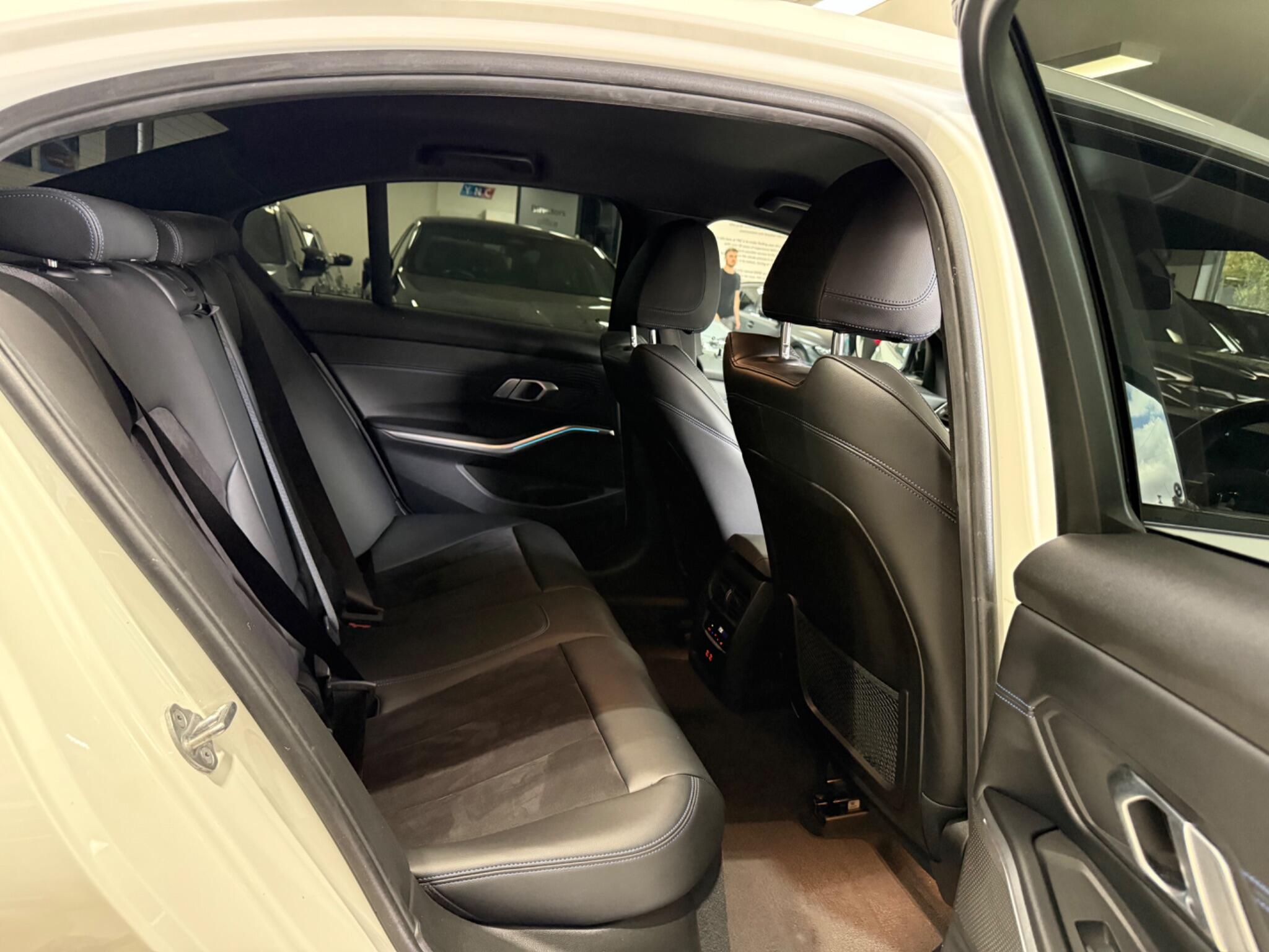 BMW 3 Series view 32