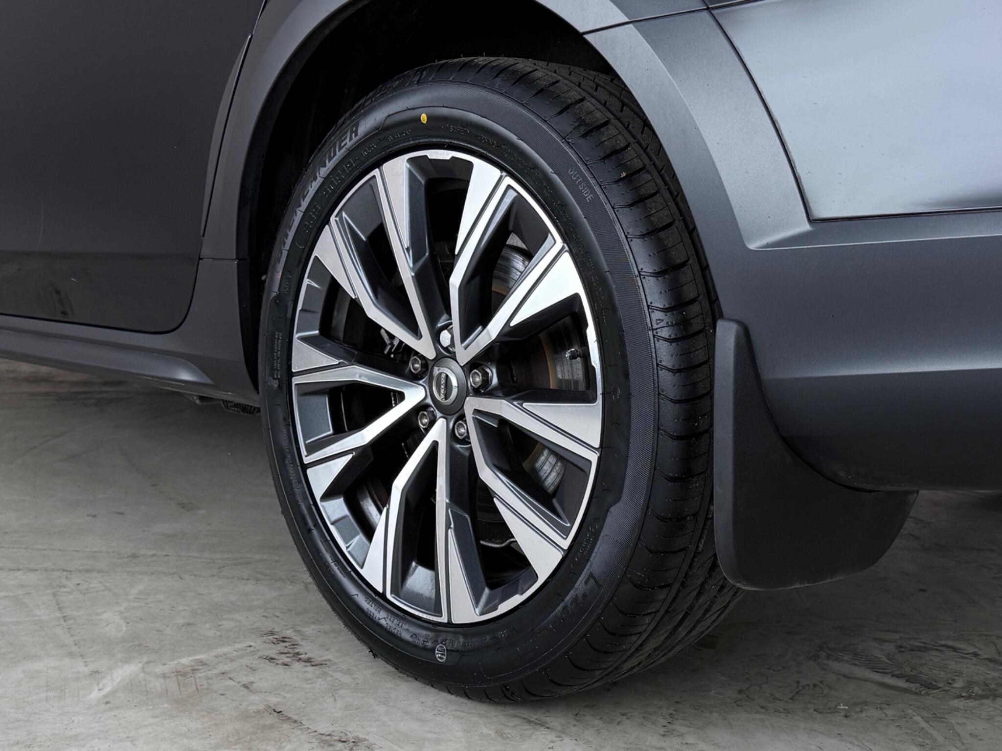 Volvo V90 Cross Country view 8