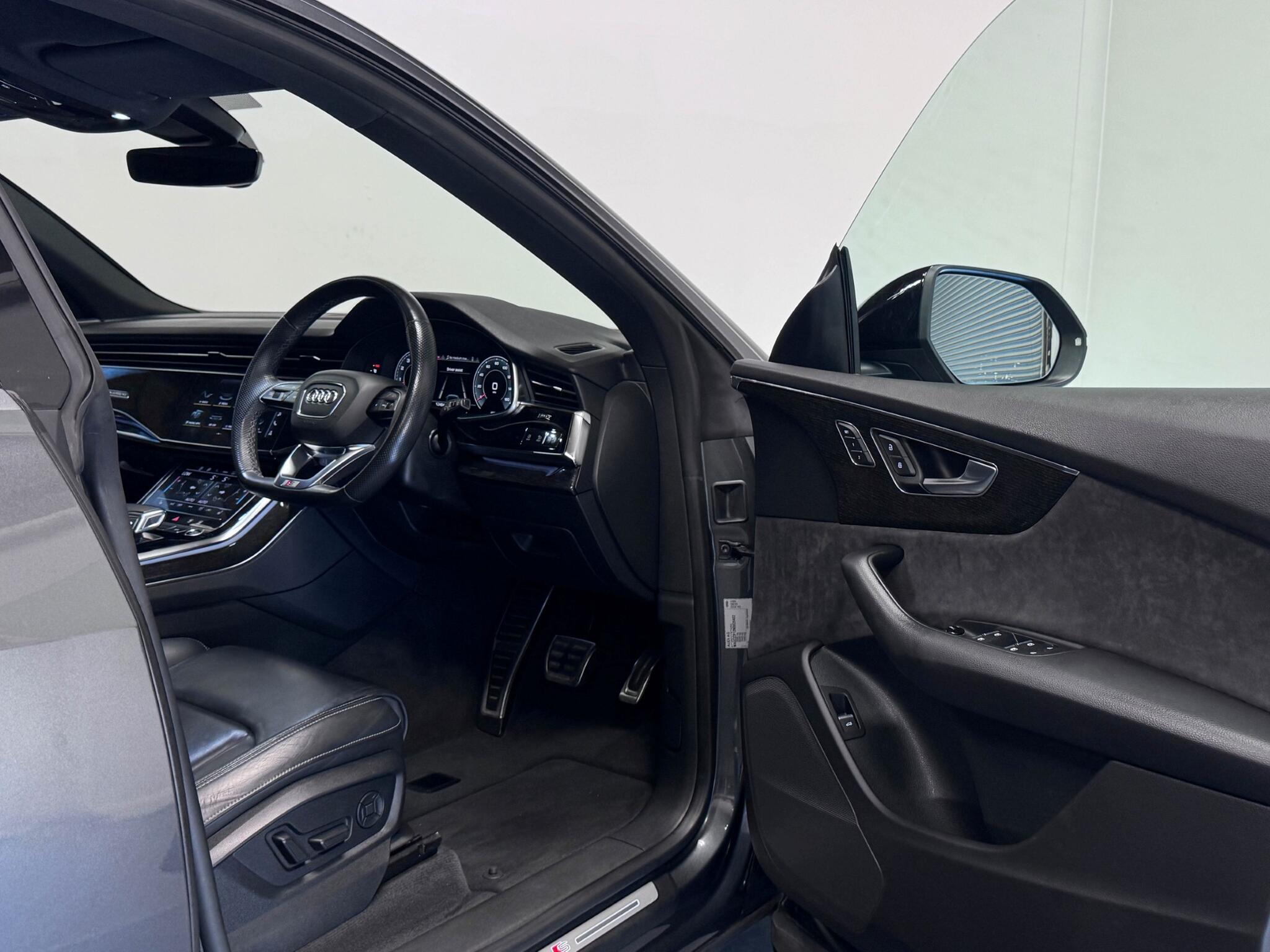 Audi Q8 view 36