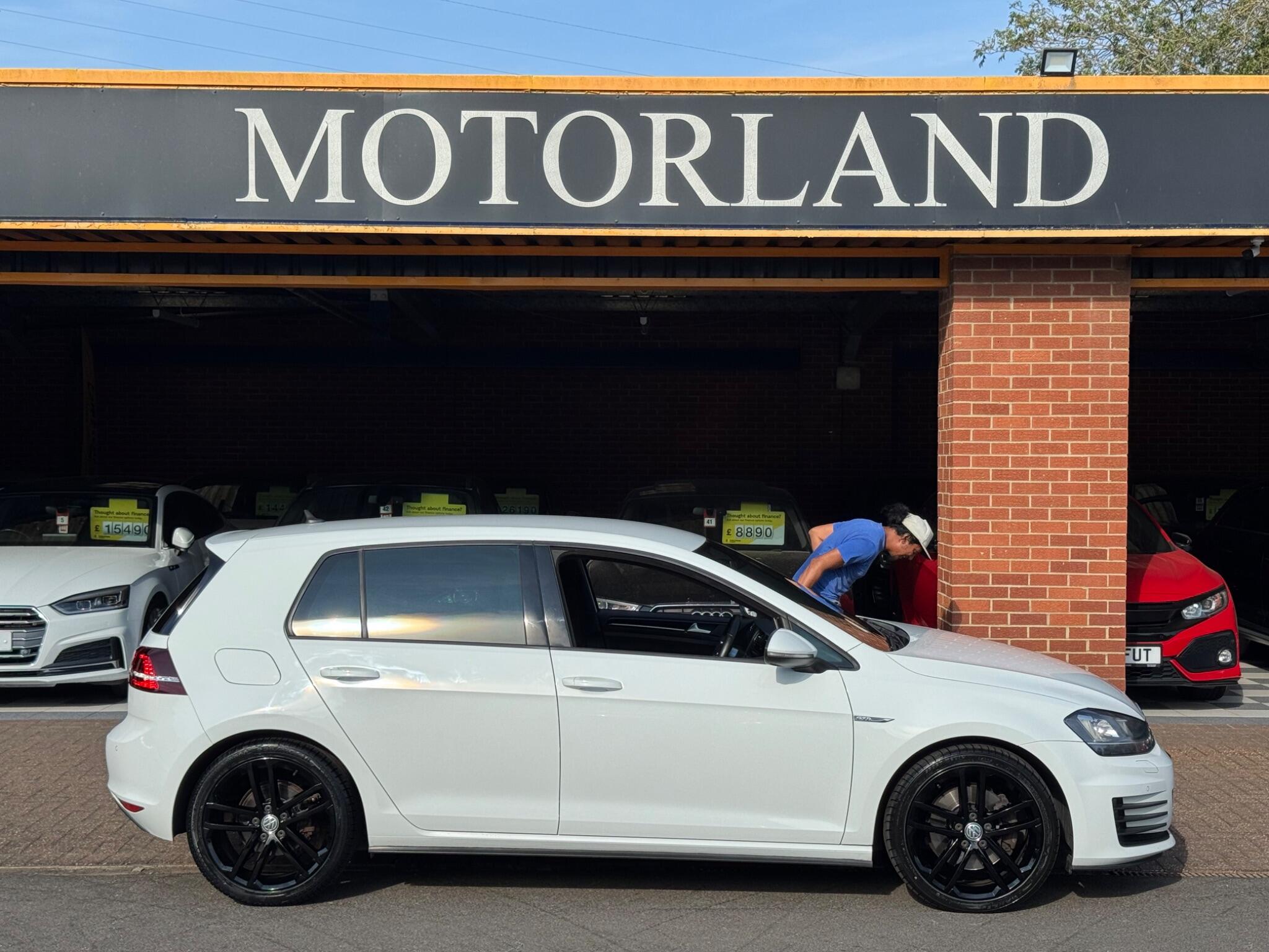 Volkswagen Golf view 4