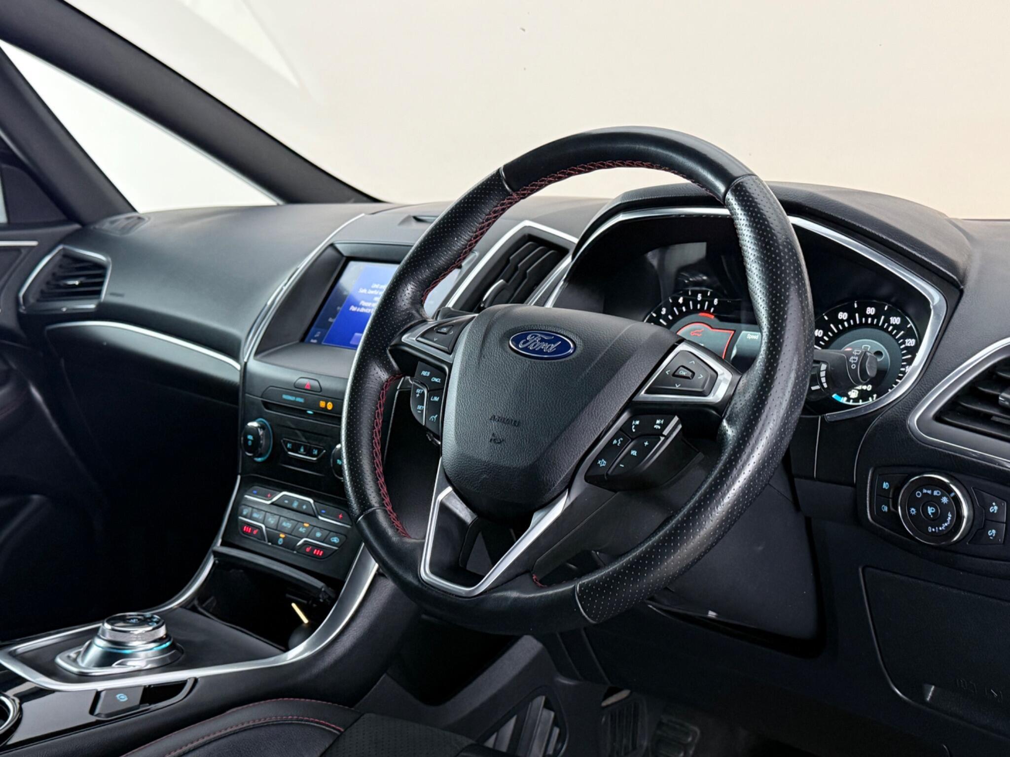 Ford S-Max view 3