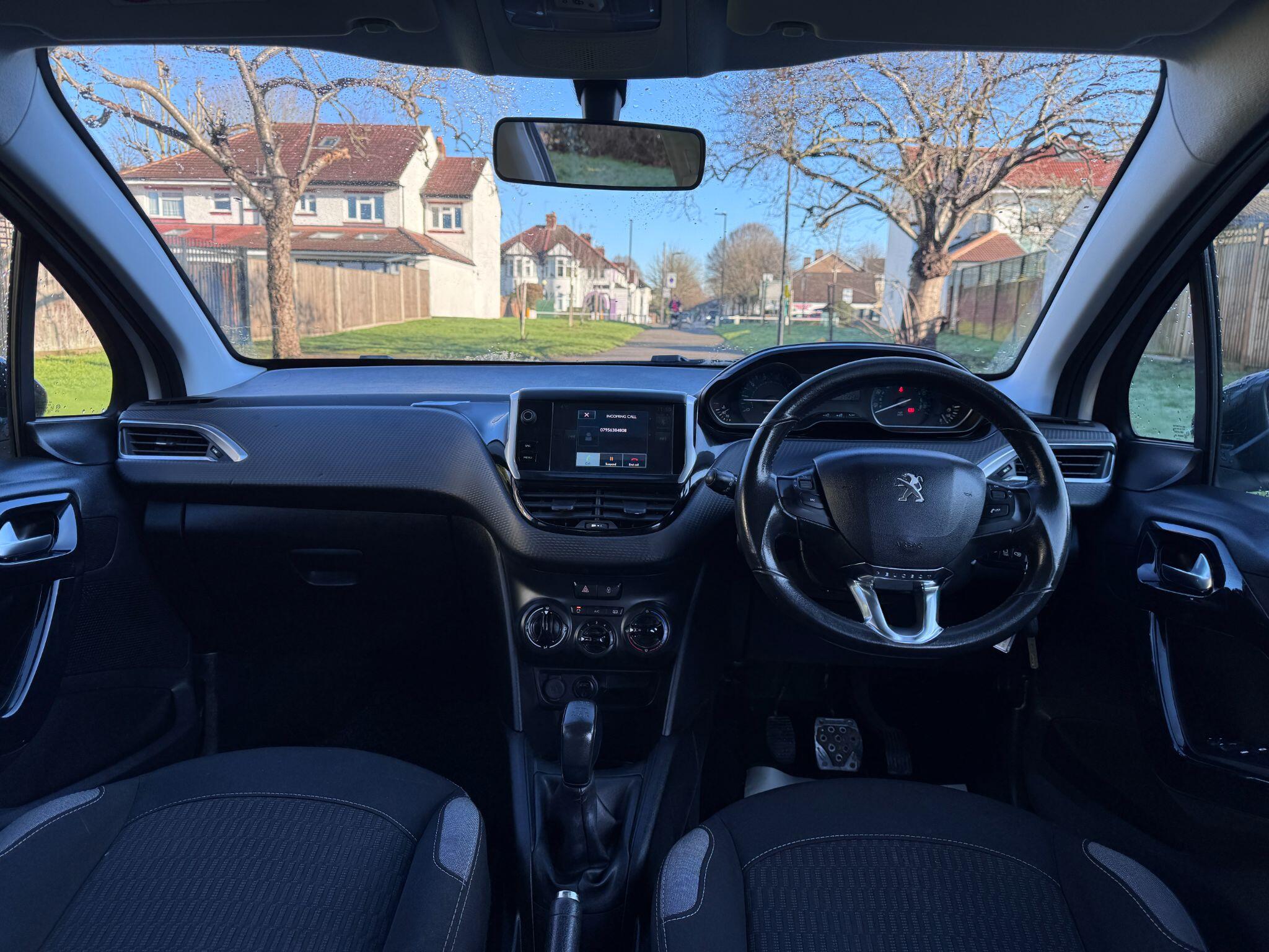 2016 Peugeot 208 image 12