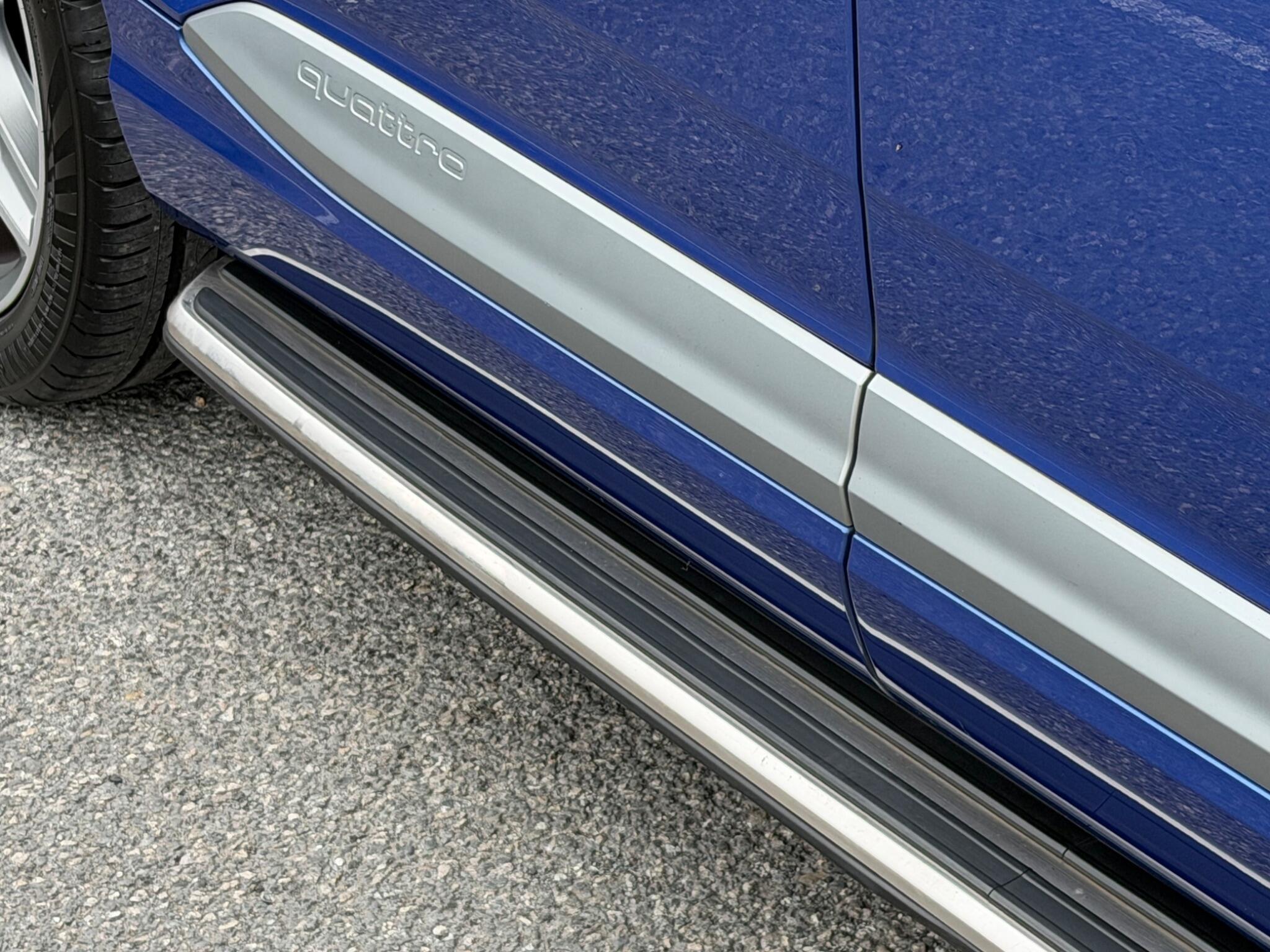 Audi Q7 view 9