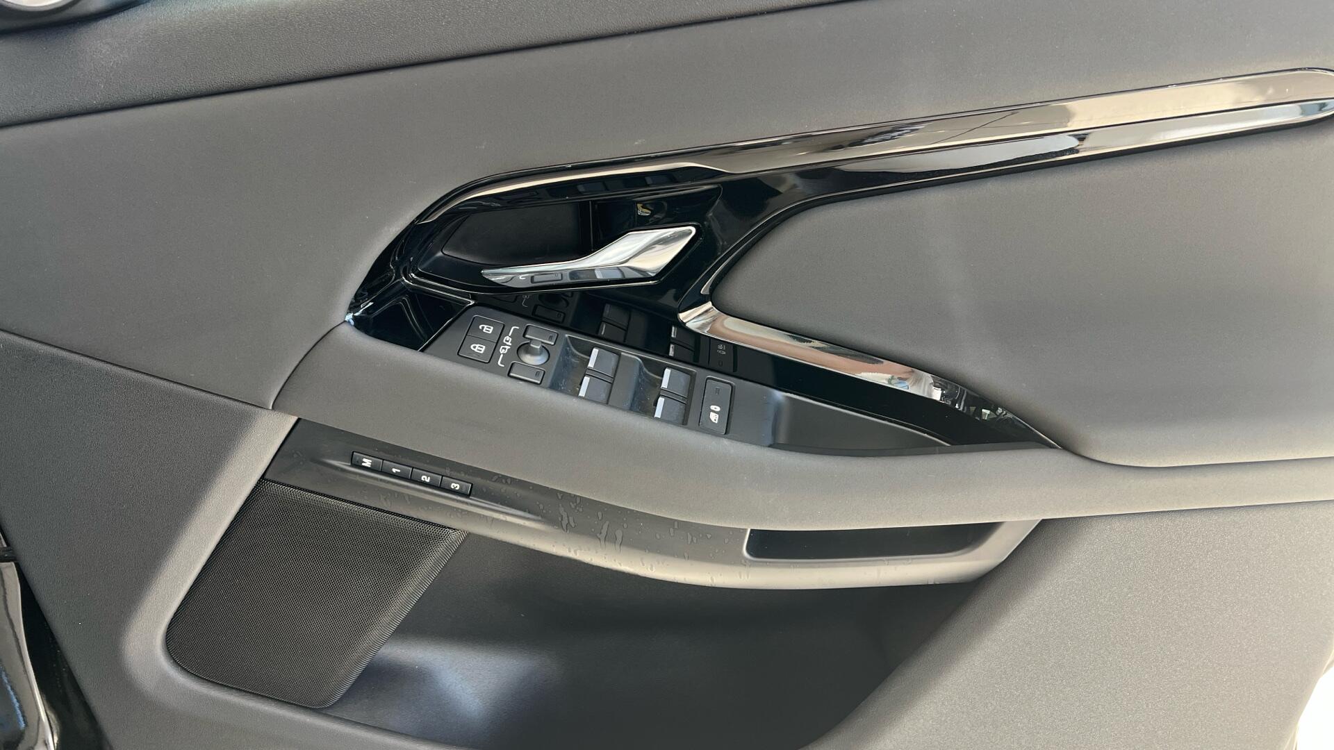 Land Rover Range Rover Evoque view 32