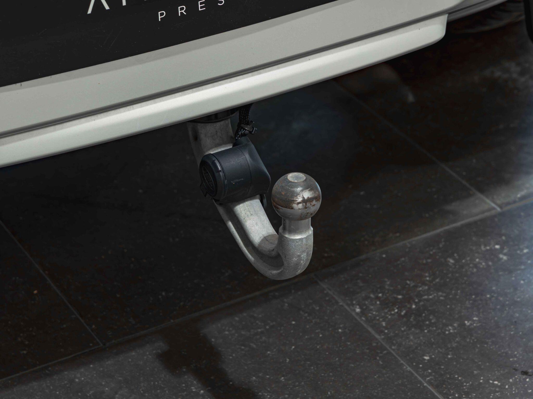 Land Rover Defender 110 view 14