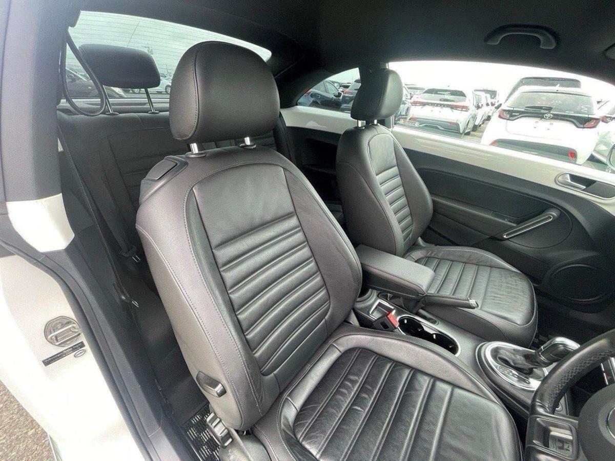 Volkswagen Beetle view 11