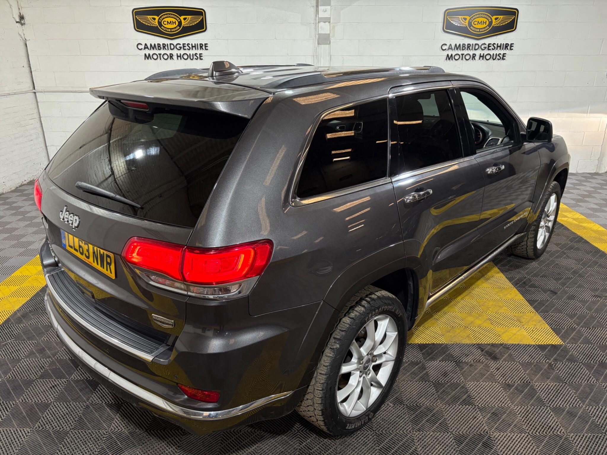 Jeep Grand Cherokee view 45